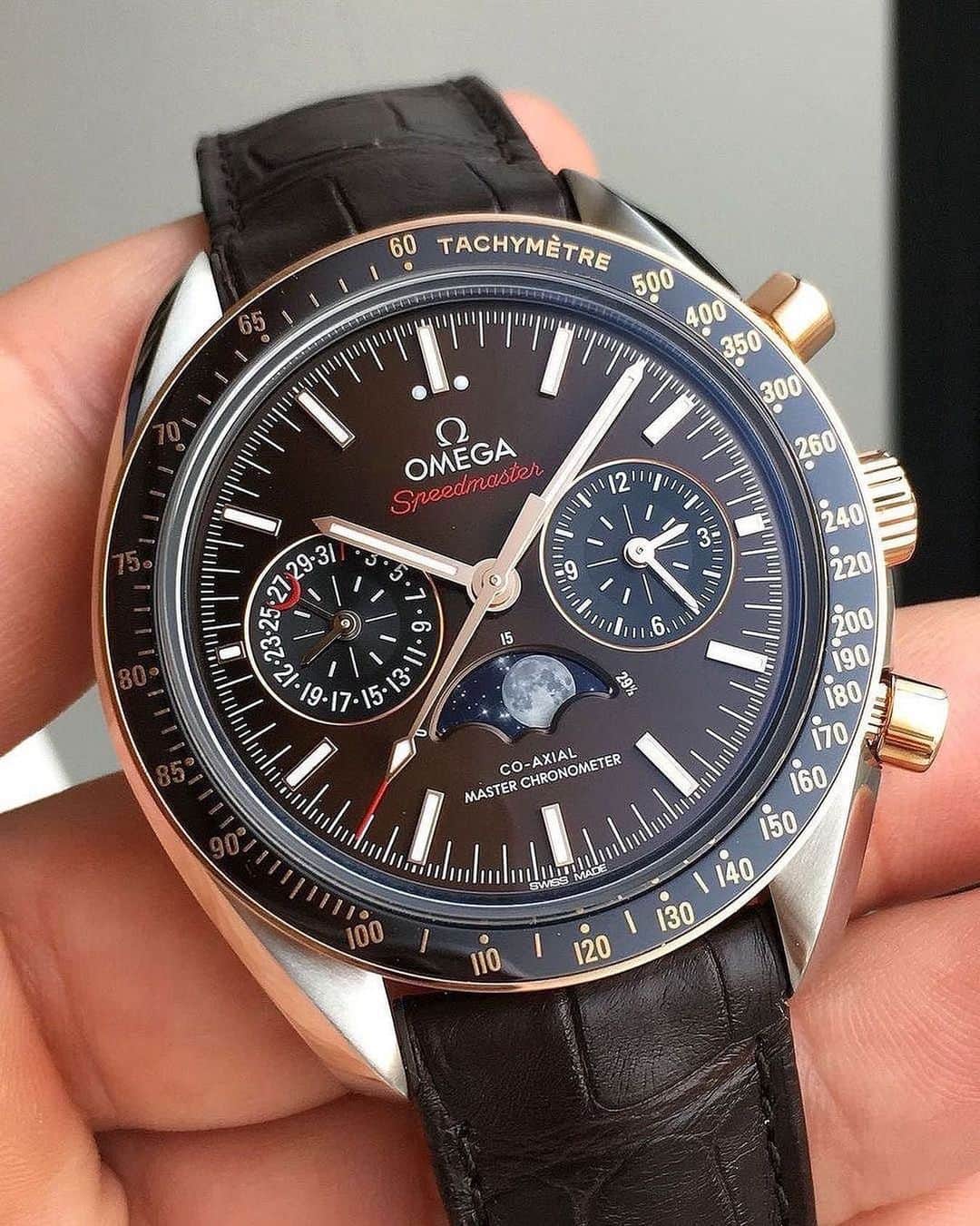 のインスタグラム：「Omega Speedmaster Moonphase with stunning brown dial #DailyWatch」