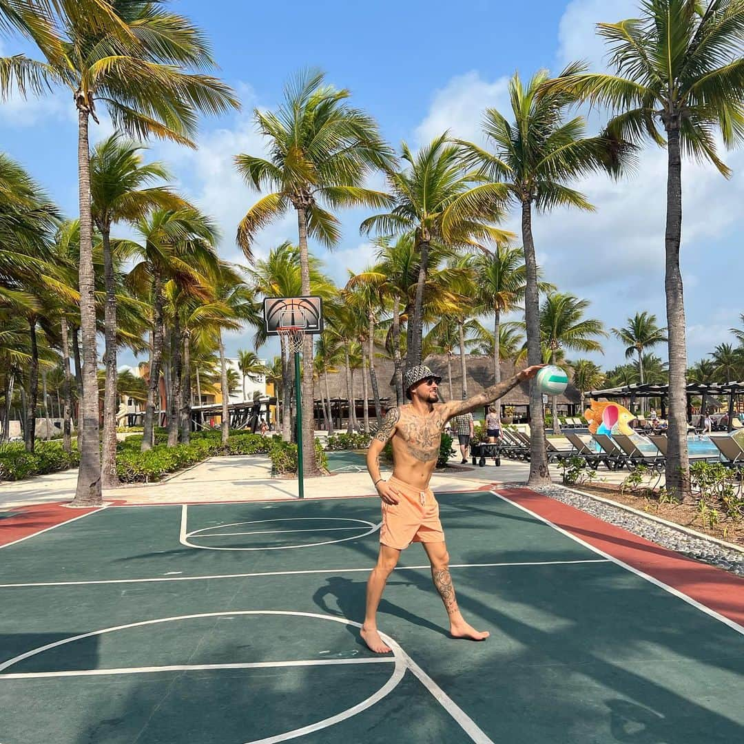 ジェイソン・デイビッドソンのインスタグラム：「🏀🌴」