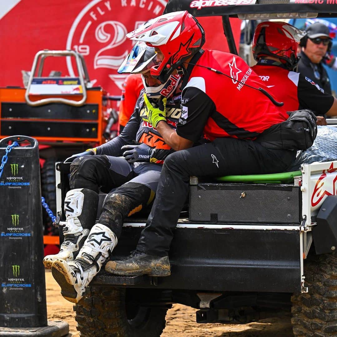 Racer X Onlineのインスタグラム：「A really tough break for Cooper Webb 🚨 Headed to the hospital now for further evaluation #SupercrossLIVE Photo: @align.with.us」