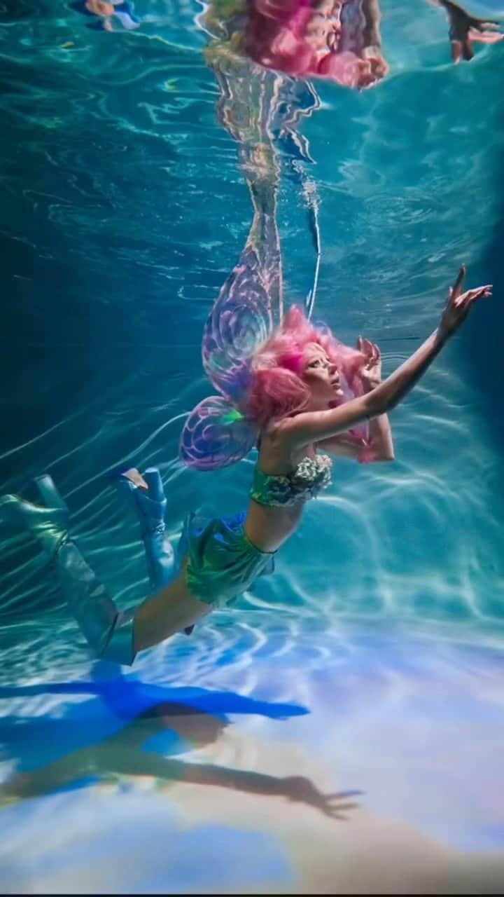 アナスタシア・スファギナのインスタグラム：「#photography #photoshoot #photoideas #photoinspiration #aquaphotography #aquarius #losangeles #usa #fairytail #fairycore #fairy #mermaid #mermaids #mermaidariel #ariel #thelittlemermaid」