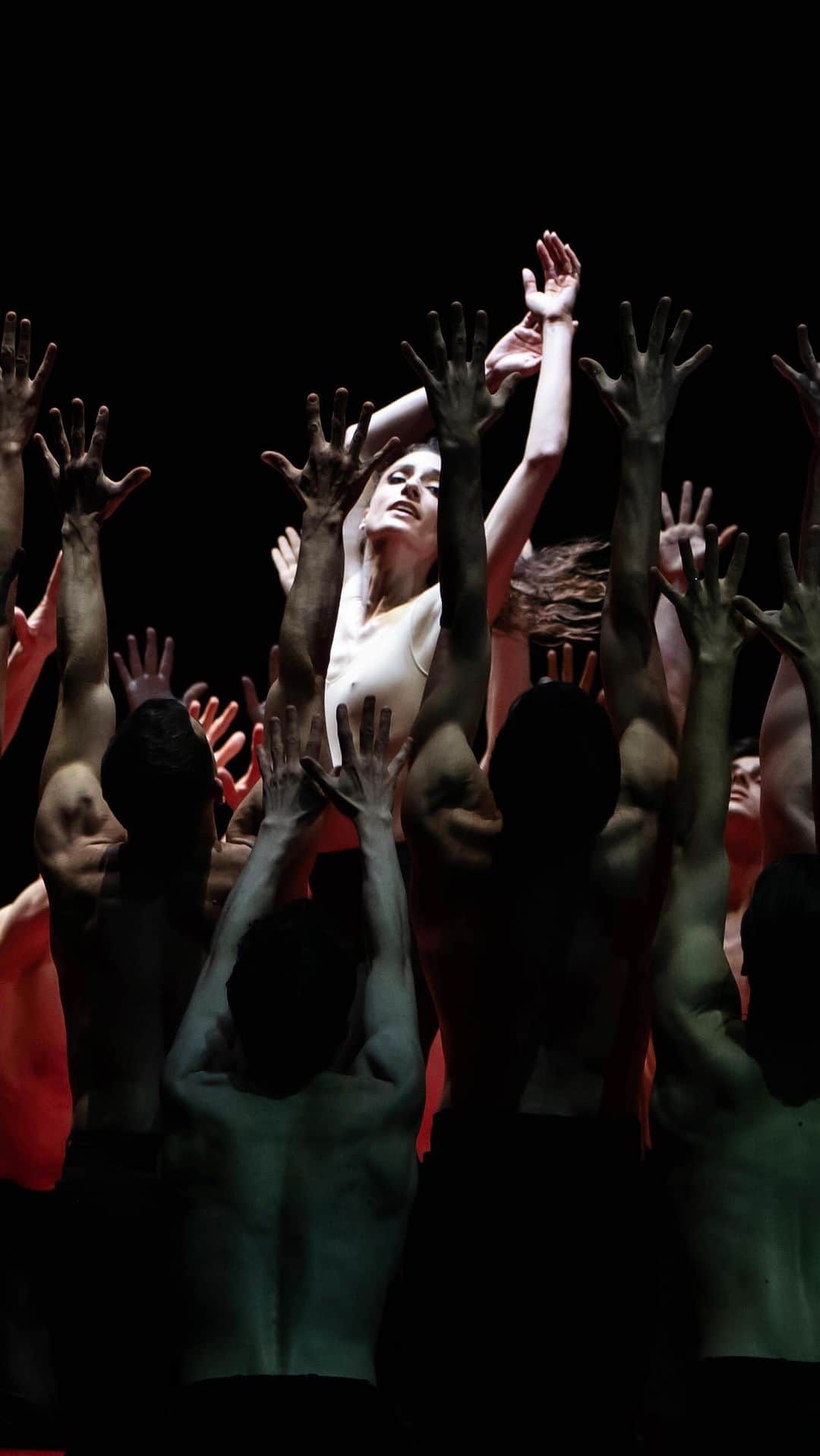 ドロテ・ジルベールのインスタグラム：「Journée internationale de la Danse avec le ballet « Boléro » de Maurice Béjart. . #bolero #MauriceBejart #balletoperadeparis」