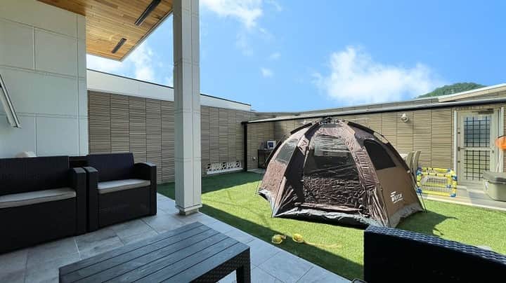 伸和建設株式会社のインスタグラム：「お家の相談は伸和建設へ♪ 施工事例⇒ @shinwa_kensetsu  〝自宅でアウトドアを楽しむ〟  📝BBQ 庭 家づくり おうちキャンプ 　 #伸和建設 #TheValueFromLiving #住んでからの価値を  ----------------------------------------------------- ✨公式YouTubeチャンネル開設✨ ----------------------------------------------------- 👉ルームツアー動画も公開中♪ 　 チャンネル登録をお願いします🎀 . ～ご来場のお客様へ～  マスク着用😷、検温、消毒など、 感染対策にご協力をお願い致します。  スタッフブログも随時更新中♪ おうち時間のおともに💁‍♀️  #新築 #注文住宅 #リフォーム  #デザイン住宅 #デザインハウス #design #工務店 #岐阜工務店 #岐阜の工務店 #自然素材 #かっこいい家 #おしゃれな家 #インテリア #家族のいる暮らし #子供のいる暮らし #失敗しない家づくり #家事動線 #家事ラク #マイホーム #マイホーム計画 #マイホーム記録 #施工事例 #暮らし #心地いい暮らし」
