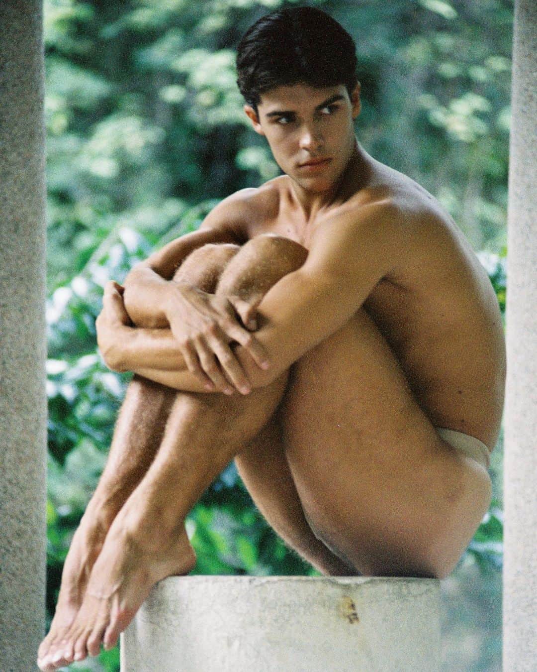 ロベルト・ボッレのインスタグラム：「Sempre in occasione della giornata mondiale della danza condivido con voi alcune foto scattate in un giorno di primavera di circa 25 anni fa. Spero vi piaccia questo ‘regalino’. Buona danza a tutti! #internationalballetday #throwback #vivaladanza 💙  📸 @giordanomorgantiph」