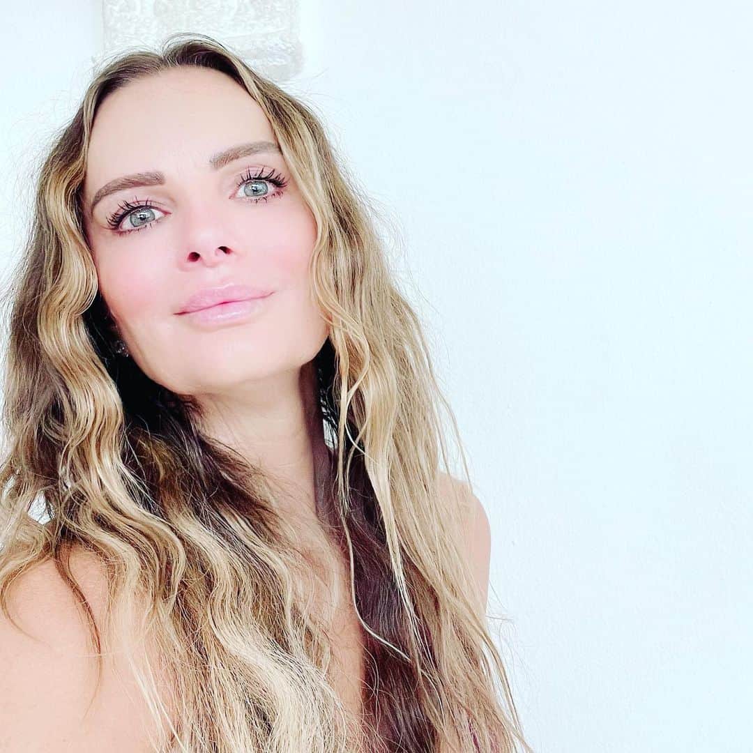 ガブリエル・アンウォーのインスタグラム：「Color by @carolereboh pre @youngmusiciansunite annual Gala! #disco chic! Will be dancing the night away with @shareefmalnik & friends!」