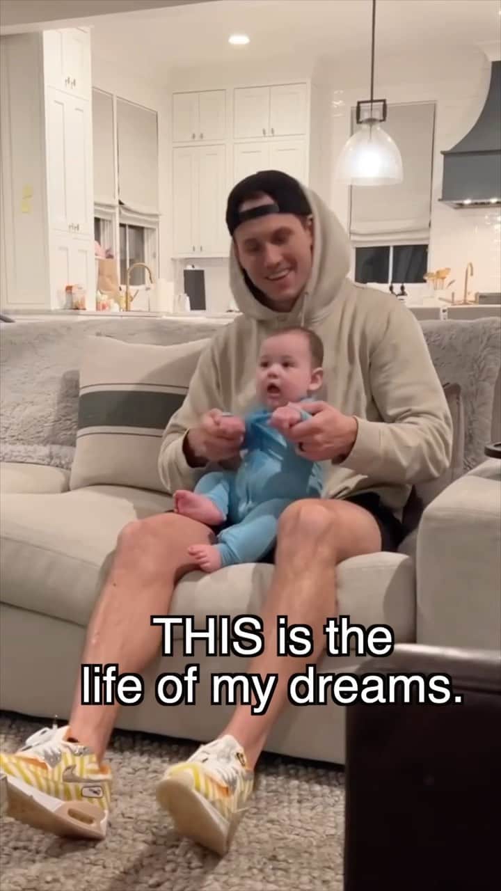 ショーン・ジョンソンのインスタグラム：「seems like as long as I keep staying grateful things keep getting better #family #kids #parenting #nfl #nfldraft」