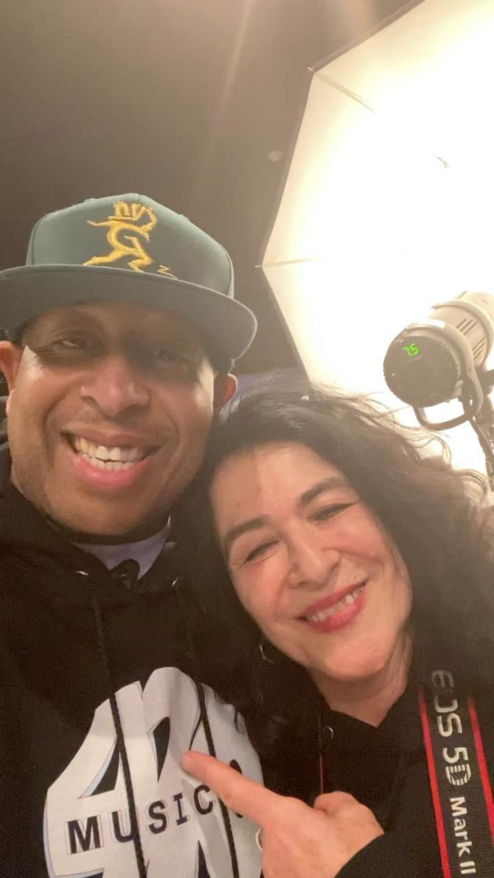 DJプレミアのインスタグラム：「This ICON Janette Beckman @janettephoto shot Our 1st @gangstarr Album Cover and so many ICONS.  RUN-DMC, LL COOL J, Big Daddy Kane, U.T.F.O., MC LYTE, BDP, Roxanne Shante, The Beastie Boys, Eric B. & Rakim, Public Enemy, Slick Rick, Kurtis Blow, EPMD, Grandmaster Flash & The Furious 5, Stetsasonic, Queen Latifah, Salt-n-Pepa, De La Soul and that’s just in the HIP HOP category. SALUTE TO YOUR GREATNESS!!! R. I.P. GURU 🙏🏾💚🕊」
