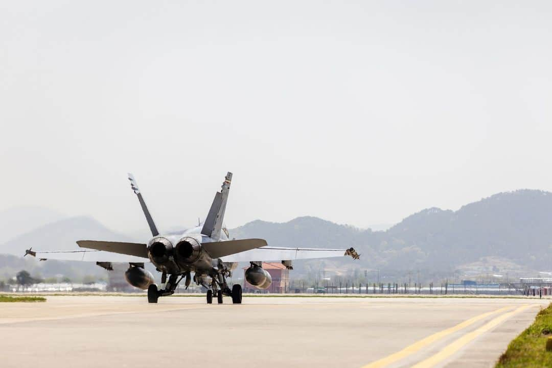 アメリカ海兵隊さんのインスタグラム写真 - (アメリカ海兵隊Instagram)「Katchi Kapshida - We Go Together   📍 Gwangju Air Base, Republic of Korea (April 17, 2023)  #MarineCorps F-35B Lightning II and F/A-18 Hornet aircraft conduct flight operations during the Fiscal Year 2023 Korea Flying Training (KFT).  KFT 23 is a combined training event focused on tactical execution of combat missions and is part of the ROK-U.S. alliance's annual training program.   📷 (U.S. Marine Corps photo by Cpl. Raymond Tong)  #USMC #MarineAviation #AlliesAndPartners #CombinedForce」4月30日 6時03分 - marines