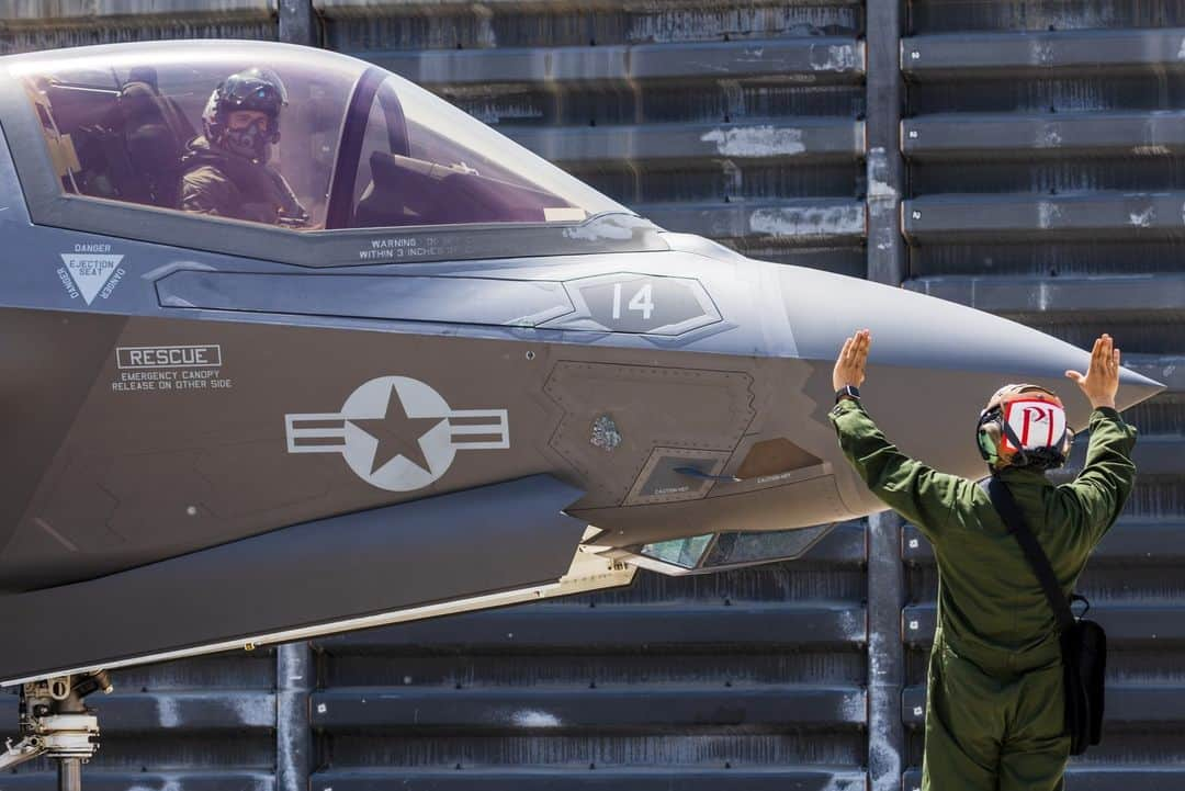 アメリカ海兵隊さんのインスタグラム写真 - (アメリカ海兵隊Instagram)「Katchi Kapshida - We Go Together   📍 Gwangju Air Base, Republic of Korea (April 17, 2023)  #MarineCorps F-35B Lightning II and F/A-18 Hornet aircraft conduct flight operations during the Fiscal Year 2023 Korea Flying Training (KFT).  KFT 23 is a combined training event focused on tactical execution of combat missions and is part of the ROK-U.S. alliance's annual training program.   📷 (U.S. Marine Corps photo by Cpl. Raymond Tong)  #USMC #MarineAviation #AlliesAndPartners #CombinedForce」4月30日 6時03分 - marines