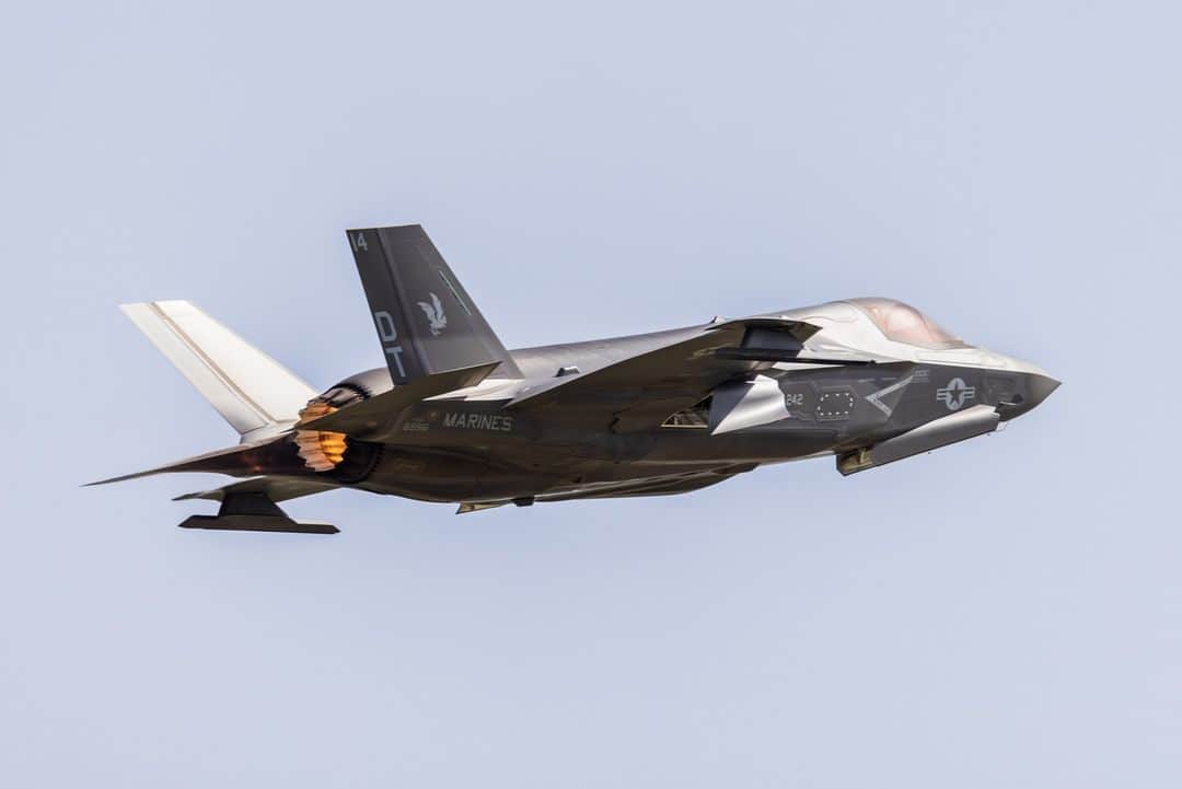 アメリカ海兵隊のインスタグラム：「Katchi Kapshida - We Go Together   📍 Gwangju Air Base, Republic of Korea (April 17, 2023)  #MarineCorps F-35B Lightning II and F/A-18 Hornet aircraft conduct flight operations during the Fiscal Year 2023 Korea Flying Training (KFT).  KFT 23 is a combined training event focused on tactical execution of combat missions and is part of the ROK-U.S. alliance's annual training program.   📷 (U.S. Marine Corps photo by Cpl. Raymond Tong)  #USMC #MarineAviation #AlliesAndPartners #CombinedForce」