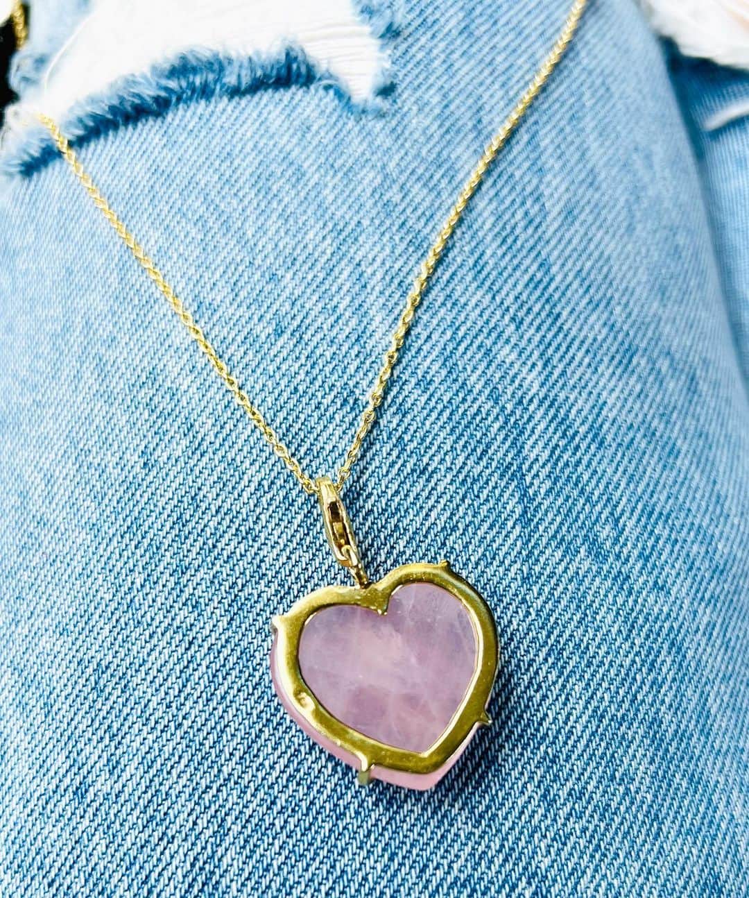 トリ・スペリングさんのインスタグラム写真 - (トリ・スペリングInstagram)「@lindsayjprice you’ll always have my heart 💗… - So proud of my friend’s amazingly chic and stunningly and lovingly designed jewelry collection @jewelryedit . Thx my forever friend for this Rose Quartz handcut heart necklace. I’ll wear it with the love and intention it was created with. Pink Quartz is a forever symbol of love and trust. They empower everyone that wears them. And, just like my friend the charm is just as beautiful inside as it is outside. {scroll thru my pics}. I got my eye on the malachite one that’s available as well. Hey Linds pink and green are our OG Beverly Hills colors. I love you @lindsayjprice . #donnaandjanet #90210 #friends #femaleentrepreneur 🧿」4月30日 6時07分 - torispelling