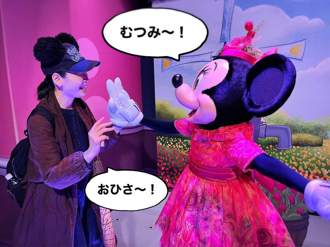 睦のインスタグラム：「先日のミニー様のアトリエにて。  お久しぶりの ランドだっので、つい ミニー様にも お久しぶり〜！と 言っちゃってました😅  #ミニーのスタイルスタジオ  #minniesstylestudio  #ミニーマウス  #minniemouse  #ミニー  #minnie  #スタイルスタジオ  #stylestudio  #タイミング  #再会  #fashiondesigner  #キャラグリ  #グリーティング  #グリ  #ディズニーリゾート  #東京ディズニーリゾート  #disneyland  #tokyodisneyresort  #tokyodisneyland  #ディズニーランド　 #東京ディズニーランド  #ファッションデザイナー  #tdr  #tdl  #ディズニーリゾート好きと繋がりたい  #プーさん好きと繋がりたい  #lovot大好きな人と繋がりたい  #モデル  #model  #睦」