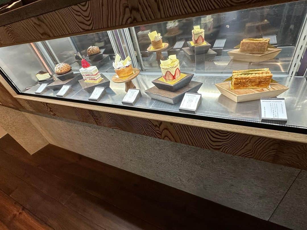 佐井祐里奈さんのインスタグラム写真 - (佐井祐里奈Instagram)「@bonnieu.xiii @xiii_motoyama   #bonnieu #トレズ本山  おしゃれ空間におしゃれケーキ  予約なしだったけれど、モーニングの時にケーキも食べたいですと希望を伝えると11時に来店順にケーキを選ばせてもらえました…☺️  苺とピスタチオのフレジエ🍓  天才的に美味しかった😍  1人だけど2つケーキ選べば良かったと後から大後悔😂💕  また行こ❣️  #bonnieu #ボニュ　#トレズ本山　#名古屋カフェ　#本山カフェ　#本山モーニング　#yunnaログ　#名古屋グルメ　#本山グルメ　#朝活　@bonnieu.xiii @xiii_motoyama」4月30日 6時12分 - yunna_s31