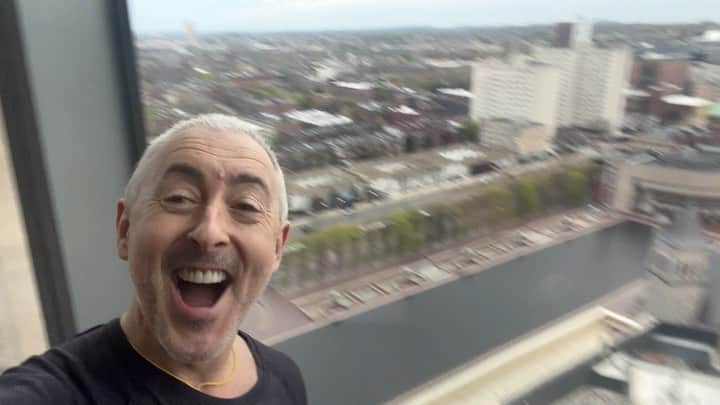 アラン・カミングのインスタグラム：「It’s Saturday Night On Broadway everybody!!!」