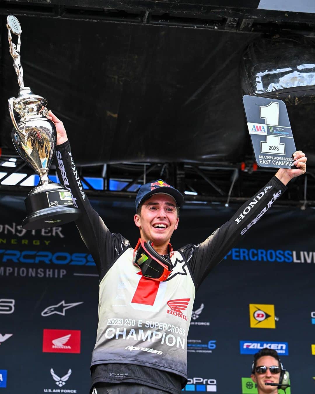 Racer X Onlineのインスタグラム：「Hunter Lawrence is your 2023 Monster Energy Supercross 250 East Coast Champion🏆 What a season Hunter 🏁 Photos: @align.with.us #SupercrossLive」