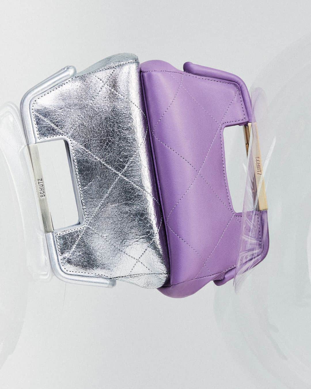 Schutzのインスタグラム：「A Dixie Bag é uma clutch com alça de mão moderna, detalhe marcante que ressalta seu visual ousado e diferente. Acompanha alça tiracolo removível e possui espaço interno perfeito para carregar o essencial! Perfeito para sua mãe fashionista   #Schutz #SchutzMom #SchutzMothersDay」