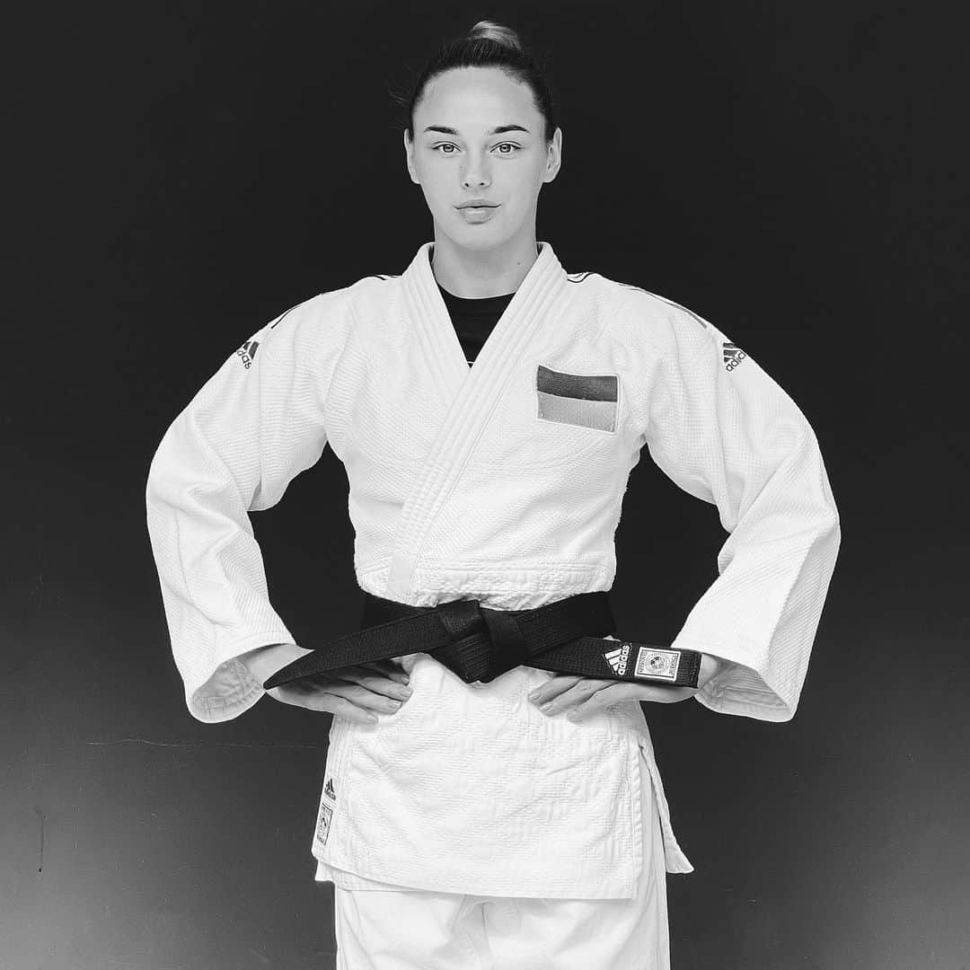 ダリア・ビロディドのインスタグラム：「In a week, the World championship starts in Qatar, for which the Ukrainian national team was preparing and planning to go.  But on the last day of registration for the competition on the international website, representatives of Russia, the country of the terrorist, appear in the applications.  But that's not the most interesting thing.  Recently, the International Olympic Committee issued recommendations to international sports federations and it was clearly written which athletes from the Russian Federation cannot take part in competitions, namely athletes who are under contract in the armed forces and the Ministry of Internal Affairs of Russia or Belarus.  But all those people who will perform at the World Cup are military personnel.  That's nonsense, isn't it?  I think that it is unacceptable to allow military personnel of a terrorist country who every day kill Ukrainians to participate in international competitions.  This is not at all about sports values.   За тиждень починається чемпіонат світу з дзюдо в Катарі, на який українська збірна готувалася і планувала їхати. Але в останній день реєстрації на змагання на міжнародному сайті дзюдо  у заявках з‘являються представники росії-країни терориста.  Але саме цікаве не це. Нещодавно Міжнародний Олімпійсткий комітет надав рекомендації міжнародним спортивним федераціям і там було чітко написано , які спортсмени рф не можуть приймати участі у змаганнях, а саме атлети, що перебувають на контракті у збройних силах та МВС Росії чи Білорусі. Але ж саме всі ті люди, які будуть виступати на чемпіонаті світу воєннослужбовці.Нонсенс,чи не правда ? Я вважаю, що допускати до міжнародних змагань воєннослужбовців країни терориста , які кожен день вбивають українців,це недопустимо . Це зовсім не про спортивні цінності. Це низько.」