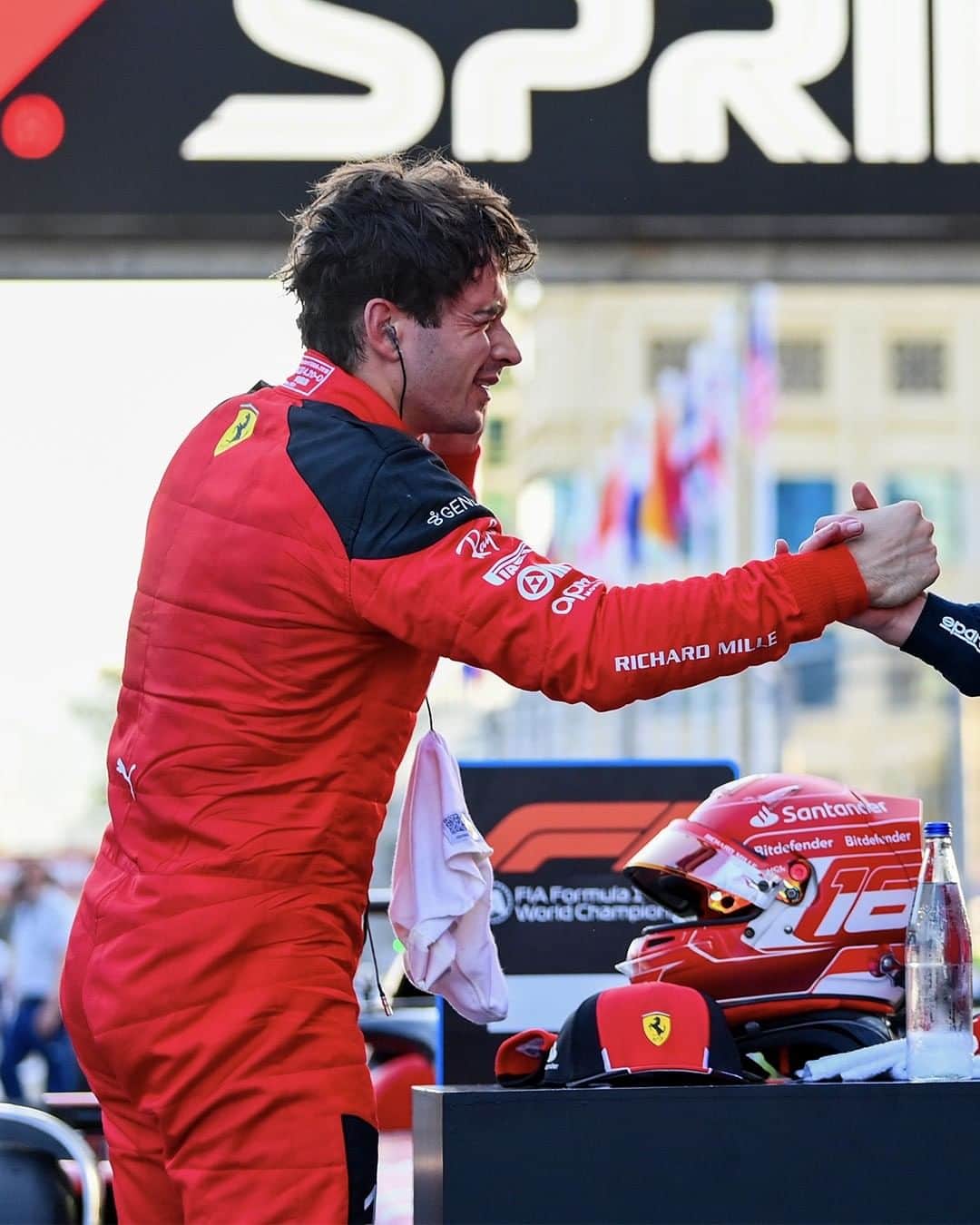 のインスタグラム：「The battle continues for Sunday's front row...  #F1 #AzerbaijanGP」