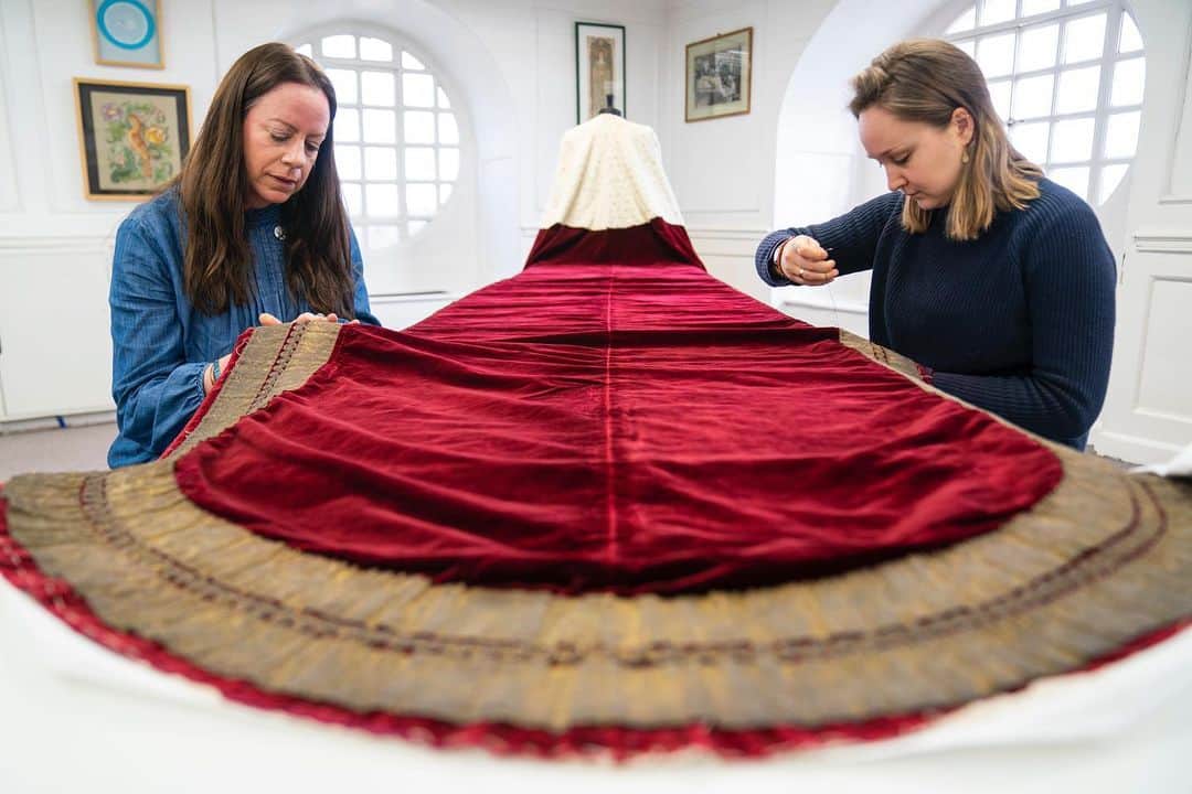 ロイヤル・ファミリーのインスタグラム：「A first glimpse before Coronation day…  Head to our ‘Coronation’ highlight to read more about the Robes to be worn by Their Majesties on Saturday 6th May.」
