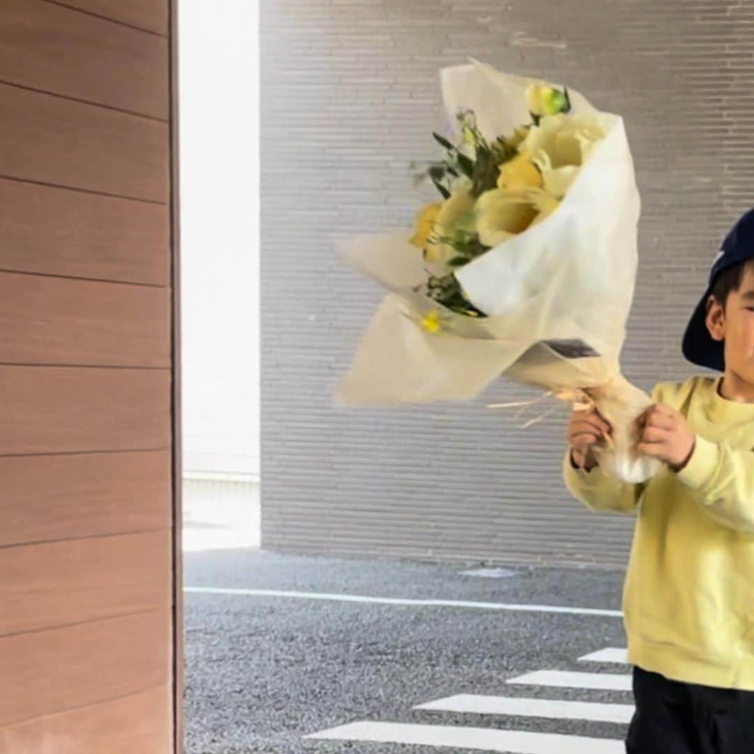 にわみきほのインスタグラム：「わたしは この瞬間を一生忘れないだろう💐💛😭  #退院当日の朝  #涙腺崩壊でした😭 #ショーン頑張ったね👦🏻 #父ちゃんの毎日の報告メールが楽しみでした🥰 #2人ともありがとう🤝」