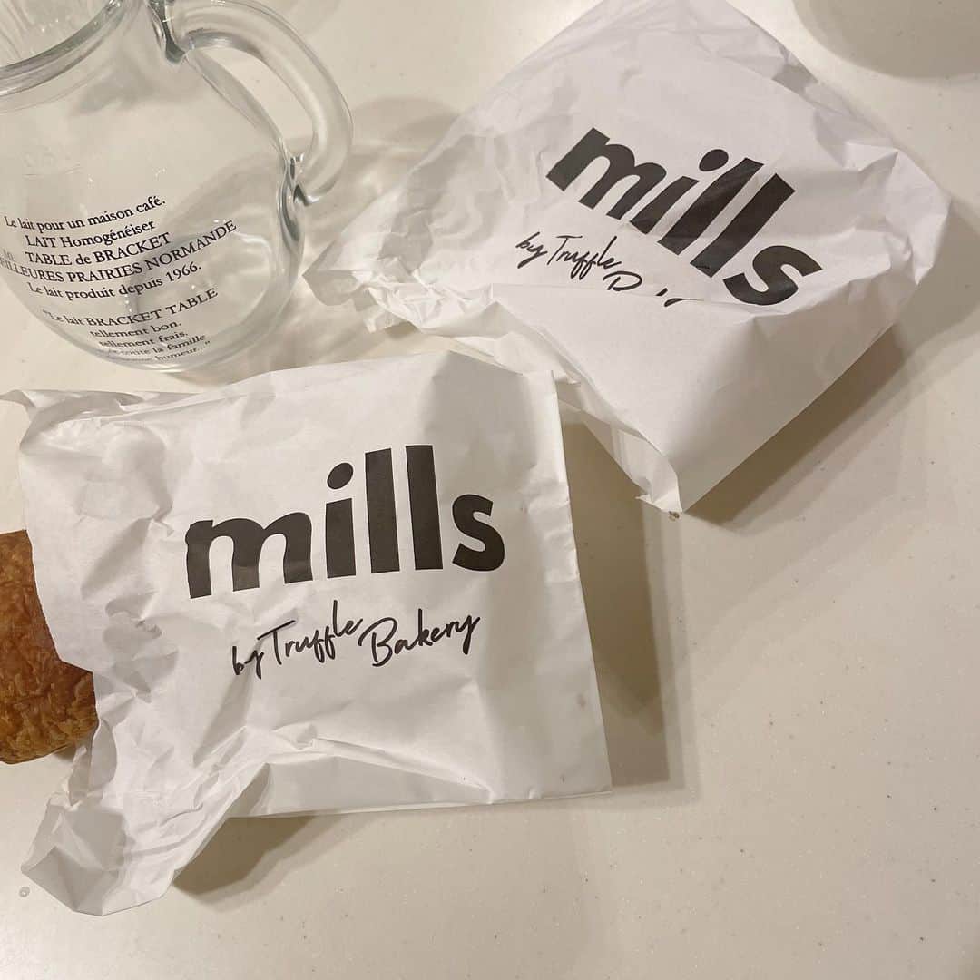 NikawaAsuka さんのインスタグラム写真 - (NikawaAsuka Instagram)「ずっと気になってたパン屋さんのパン  塩トリュフパン美味しくてまた買いたい🤎  #mills #🥐 #☕️」4月30日 6時51分 - 19890808a
