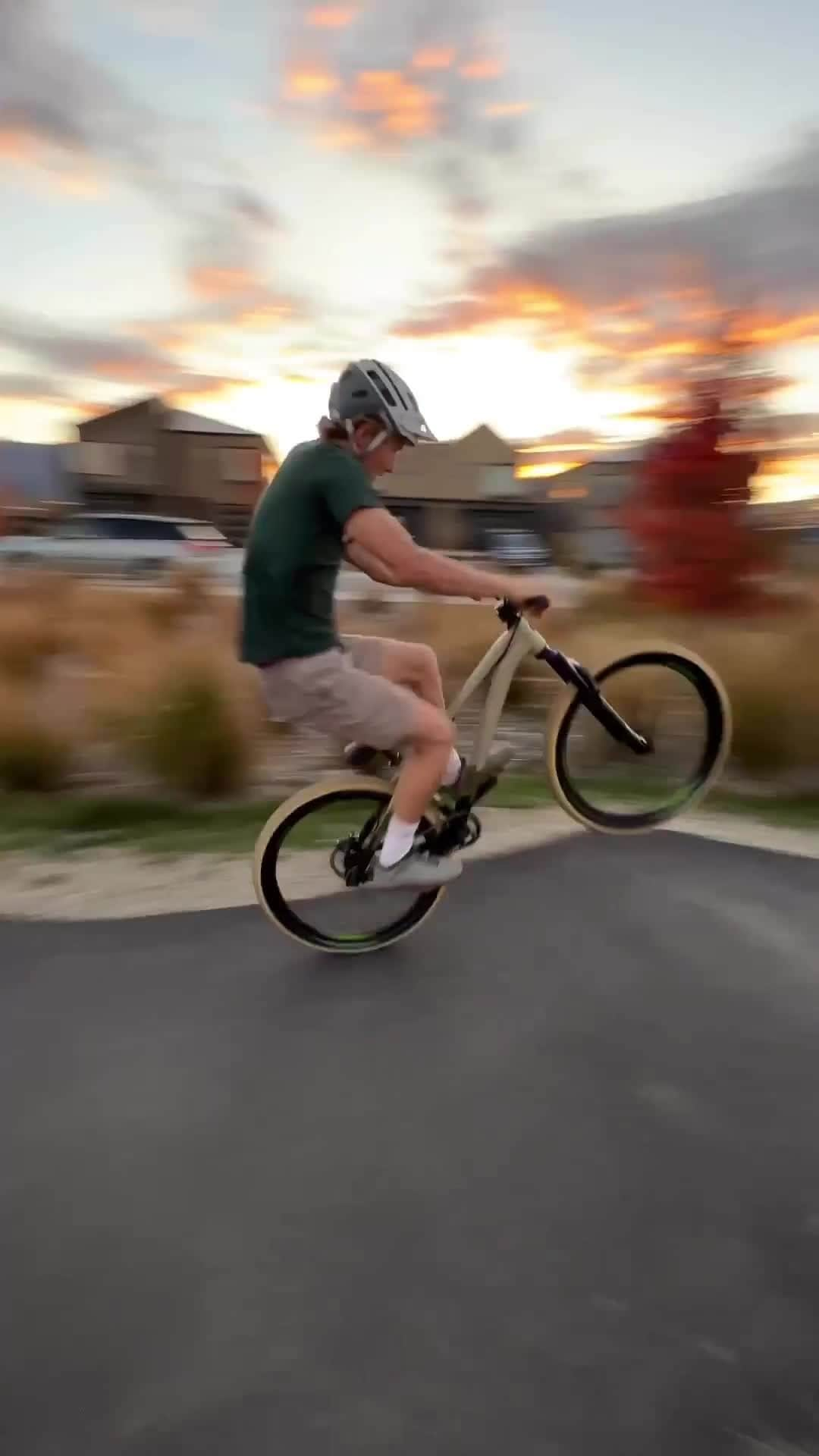 Smithのインスタグラム：「Saturday flow state. Who's excited for more sunset rips this spring?   🚵: @bradystone13」