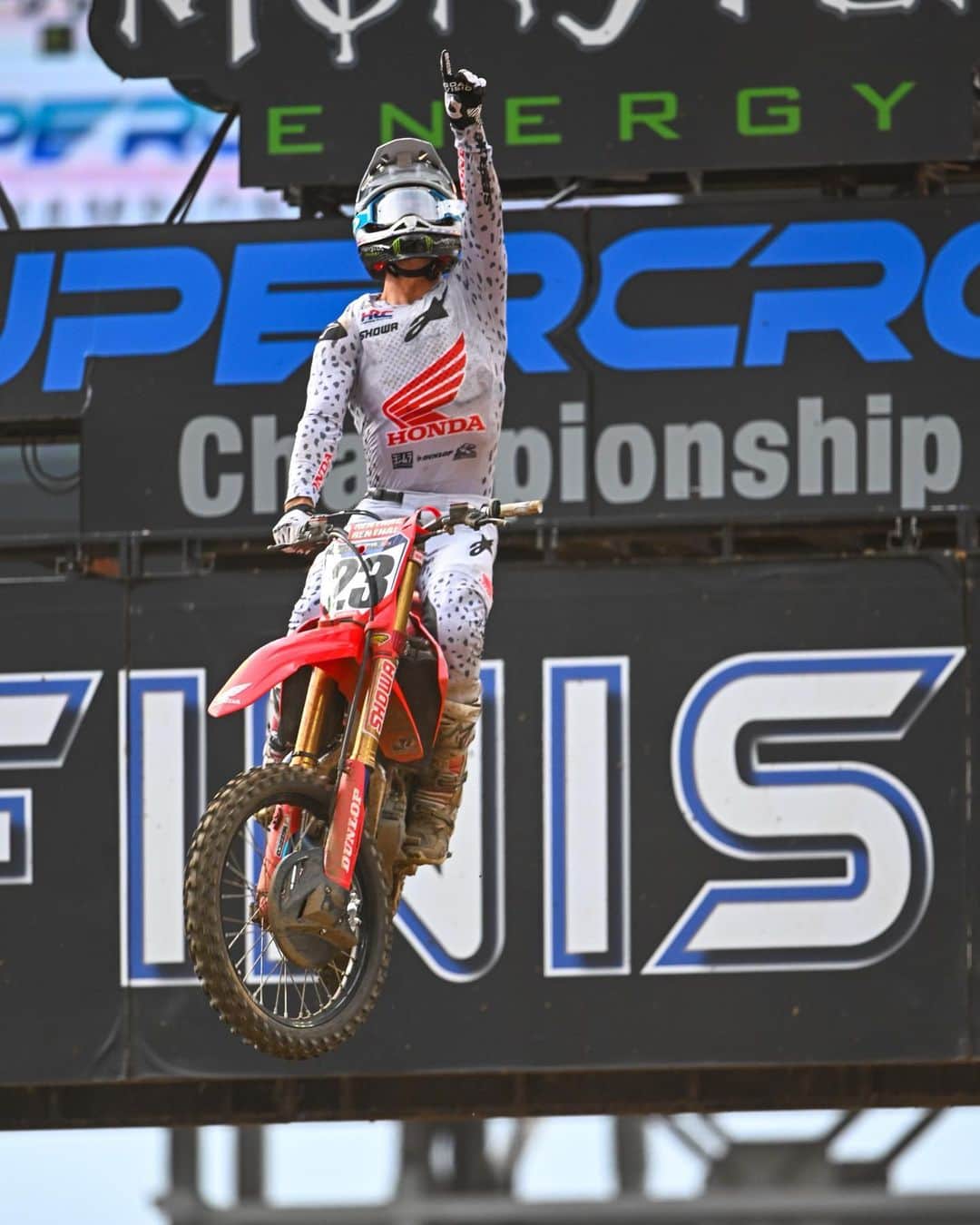 Racer X Onlineのインスタグラム：「Chase Sexton in command in Nashville and grabs his 4️⃣th Main Event win of the season 🏁 Photos: @align.with.us #supercrosslive」