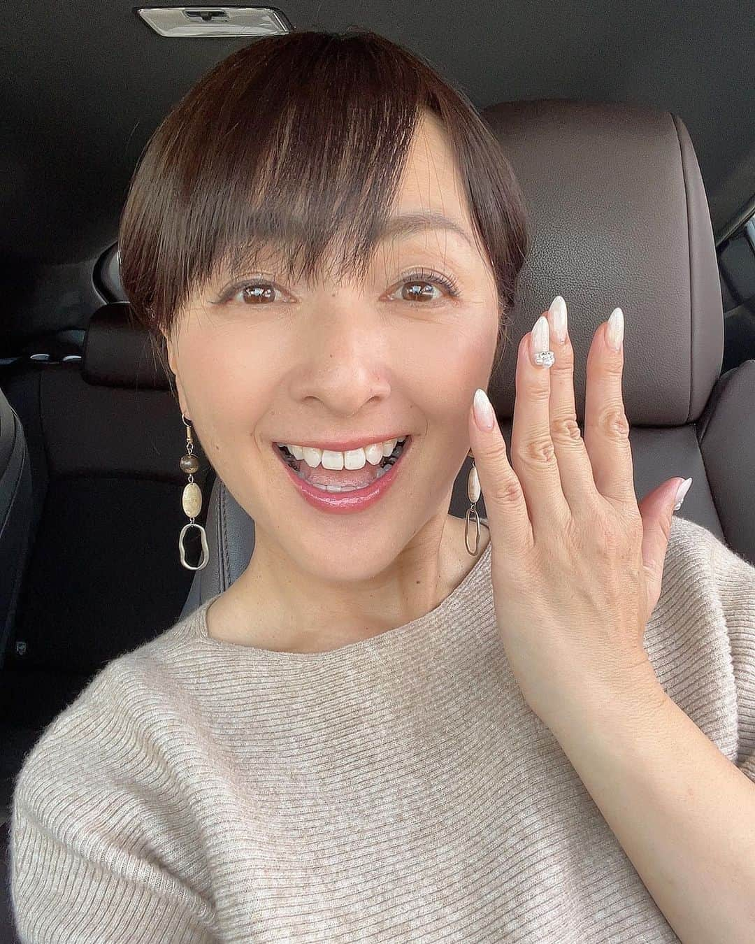 るるのインスタグラム：「おはようございます♪ ⁡ 今日は、るるのお誕生日でーす☺️💕✨ ⁡ ⁡ 50歳になりました🤗💖　 　 　 　 「半世紀生きた」って書くと ⁡ 長いな〜って感じるよね♪  　　 　 ⁡ 　 きっとこれからも、あっという間に ⁡ 過ぎていくんだろうけど、　　　 ⁡ ⁡ 一度したかない人生だから、 ⁡ ⁡ 思いっきり、楽しんでいきまーす😂❤️❤️❤️ 　 　 ⁡ ⁡ ⁡ ⁡ ⁡ ⁡ ⁡ ⁡ ⁡ ⁡ ⁡ ⁡ ⁡ 　 ⁡   ⁡ おしまい❤️ ⁡ ⁡ ⁡ ⁡ ⁡ ⁡ ⁡ ⁡ #自分大好き #自分ファースト #笑顔が人を幸せにする #美しさは社会貢献 #自己肯定感 #深呼吸しよう #アラフィフ #アラフィフライフ　 #50歳 #50代 #ネイルチェンジ #ネイルチェンジ💅」