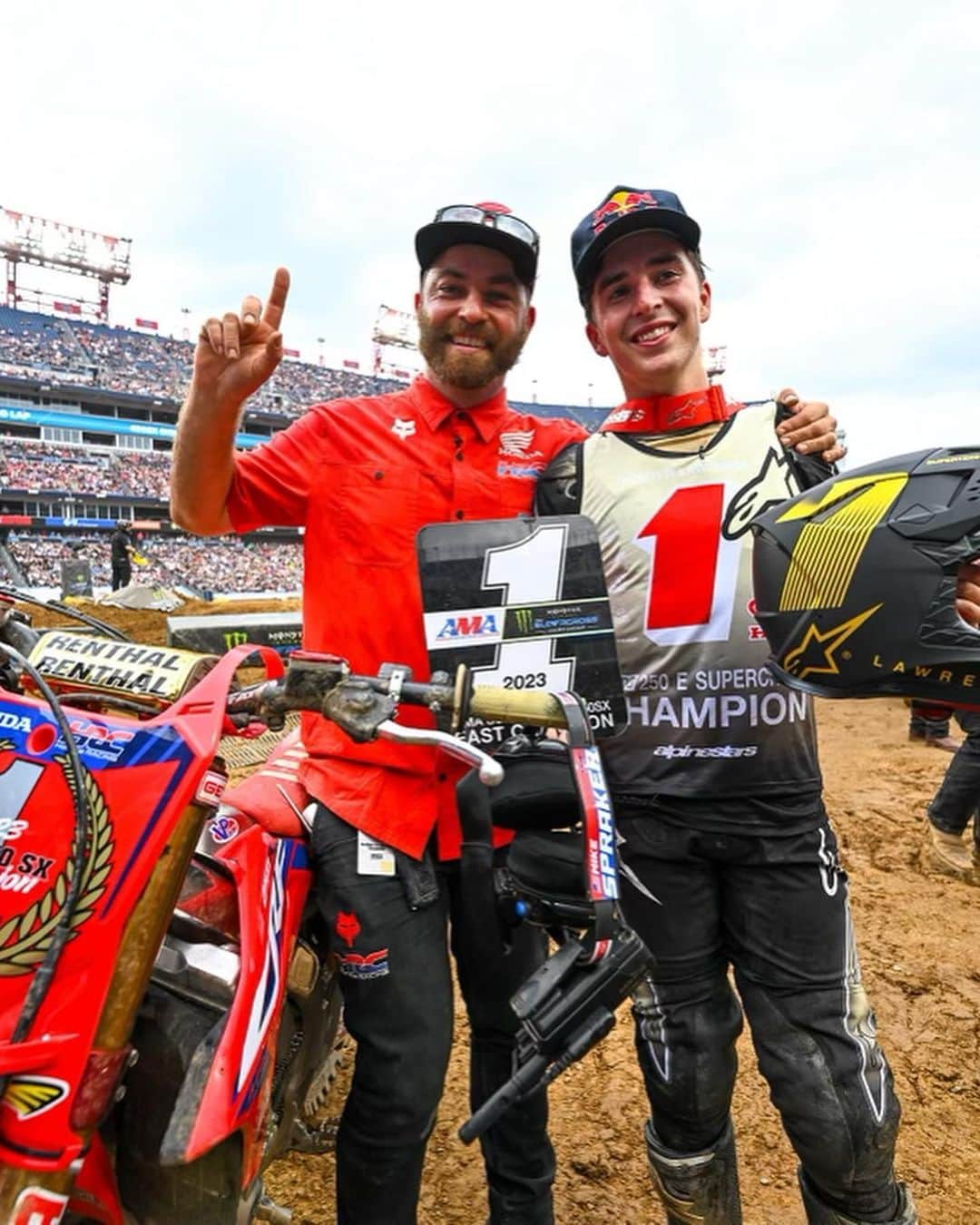Racer X Onlineさんのインスタグラム写真 - (Racer X OnlineInstagram)「What a season for @hunterlawrence and the whole @honda_powersports_us crew 🤘🏼 Congratulations 🍾 🏆 Photos: @align.with.us #SupercrossLIVE」4月30日 7時29分 - racerxonline