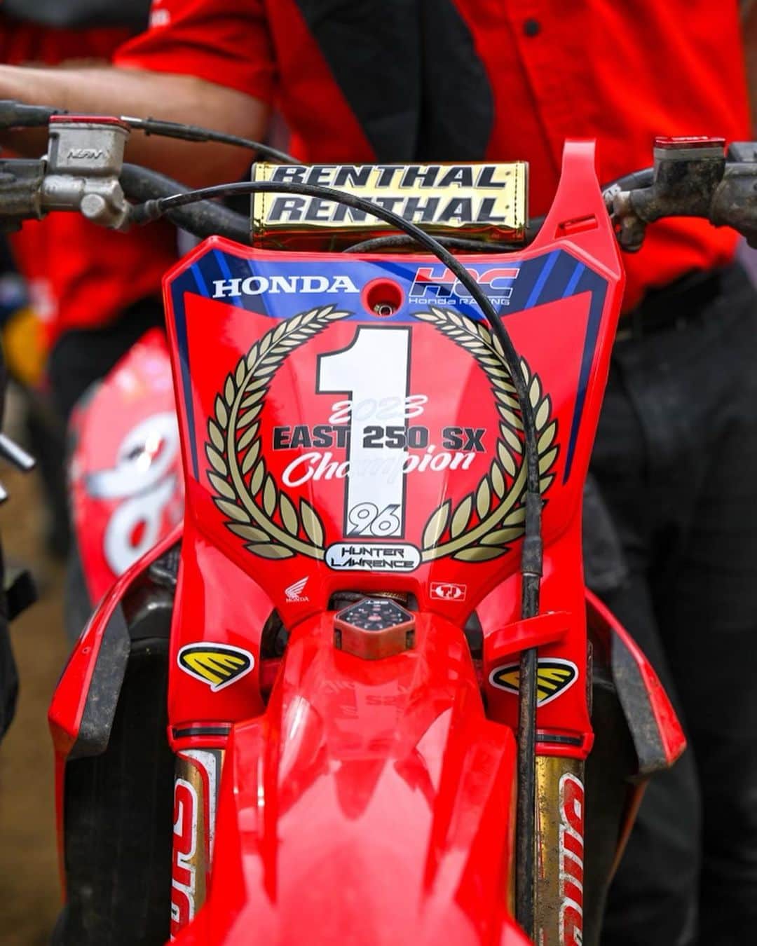 Racer X Onlineのインスタグラム：「What a season for @hunterlawrence and the whole @honda_powersports_us crew 🤘🏼 Congratulations 🍾 🏆 Photos: @align.with.us #SupercrossLIVE」