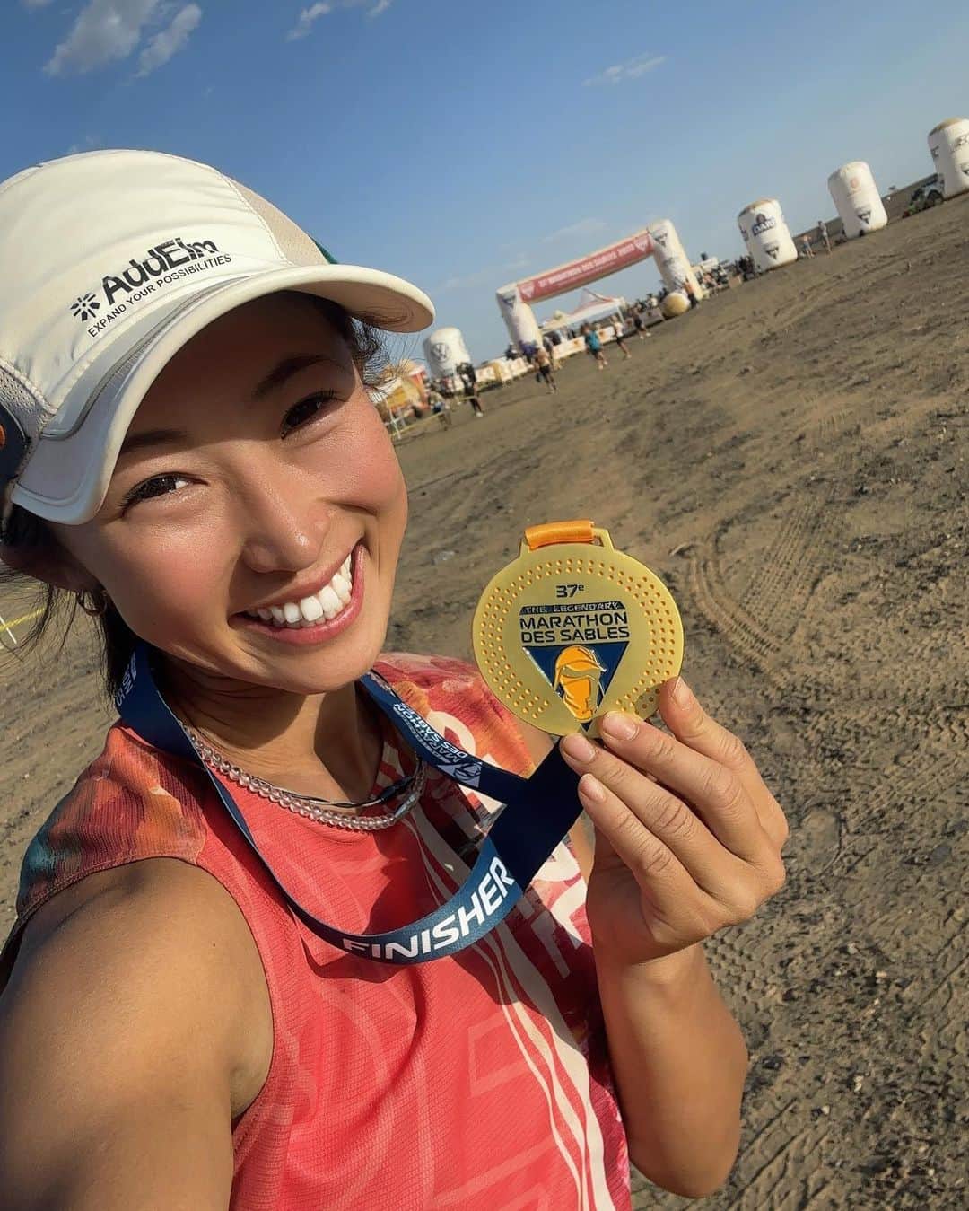 TOMOMIさんのインスタグラム写真 - (TOMOMIInstagram)「Marathon Des Sables🏜 Women 3rd🥉(Over all 19th🏅) ⌚️29:39:51  Thank you very much for your support😭🙏✨  I was definitely stronger than last time.  I couldn't win,  but I'll get stronger and get revenge.  I would be happy if you could continue to support me🙇‍♀️  Thank you so much ✨ I love everyone🥹🫶🏾❤  ┈┈┈┈┈┈┈┈┈┈┈┈┈┈┈┈┈┈┈┈ 取り急ぎ🙇‍♀️ 本当にたくさんの応援ありがとうございました！  たくさん応援パワーや温かいメッセージのおかげで 前回よりも確実に強くなれました。  優勝という位置にはまだまだ届かなかったけど もっと強くなって必ずリベンジします。  今後は海外のステージレースを中心に 走力、持久力、忍耐力を強化します！  そして必ずMDSで優勝して世界一になります。  引き続き応援してもらえたら嬉しいです。  本当にたくさんの応援心の底からありがとうございました😭✨  みんな大好きです🥹🫶🏾❤️  Special support🤝 @spot_llc  @narurebo  @orehasesshusu  @phiten_official   #athlete #running #marathon #trail #trailrunning #mountain #japan #runner  #尾藤朋美 #世界のBITOH #日本代表 #アスリート #ランナー #トレイルランナー #マラソン #トレイルランニング  #世の中で最も過酷なマラソン  #サハラ砂漠250kmマラソン  🏜@marathondessables with @use.repost ・・・ The French Maryline Nakache wins this fifth stage 💪🏻  Aziza El Amrany and Tomomi Bitoh follow her on the podium!  📲 Follow the race live on our website 👉🏻 Watch the finish line live 🔗 All links in the bio!  📸 @marta_bacardit_photography   #MarathonDesSables #MarathonDesSables2023 #MarathonDesSables23 #MDS」4月30日 7時40分 - tomomi_fitness