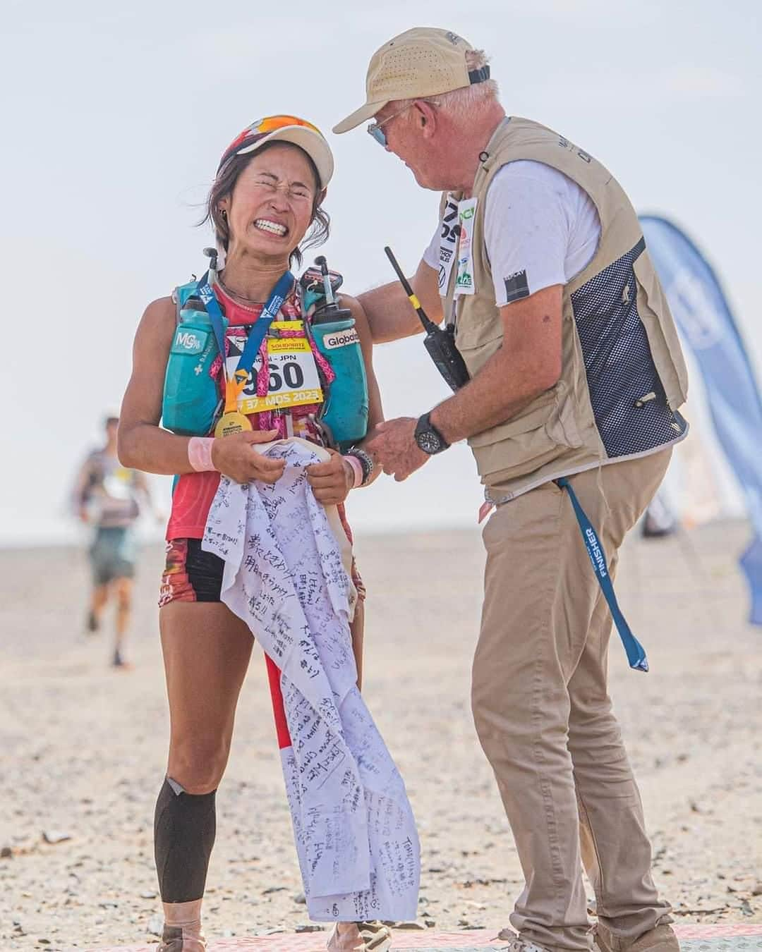 TOMOMIのインスタグラム：「Marathon Des Sables🏜 Women 3rd🥉(Over all 19th🏅) ⌚️29:39:51  Thank you very much for your support😭🙏✨  I was definitely stronger than last time.  I couldn't win,  but I'll get stronger and get revenge.  I would be happy if you could continue to support me🙇‍♀️  Thank you so much ✨ I love everyone🥹🫶🏾❤  ┈┈┈┈┈┈┈┈┈┈┈┈┈┈┈┈┈┈┈┈ 取り急ぎ🙇‍♀️ 本当にたくさんの応援ありがとうございました！  たくさん応援パワーや温かいメッセージのおかげで 前回よりも確実に強くなれました。  優勝という位置にはまだまだ届かなかったけど もっと強くなって必ずリベンジします。  今後は海外のステージレースを中心に 走力、持久力、忍耐力を強化します！  そして必ずMDSで優勝して世界一になります。  引き続き応援してもらえたら嬉しいです。  本当にたくさんの応援心の底からありがとうございました😭✨  みんな大好きです🥹🫶🏾❤️  Special support🤝 @spot_llc  @narurebo  @orehasesshusu  @phiten_official   #athlete #running #marathon #trail #trailrunning #mountain #japan #runner  #尾藤朋美 #世界のBITOH #日本代表 #アスリート #ランナー #トレイルランナー #マラソン #トレイルランニング  #世の中で最も過酷なマラソン  #サハラ砂漠250kmマラソン  🏜@marathondessables with @use.repost ・・・ The French Maryline Nakache wins this fifth stage 💪🏻  Aziza El Amrany and Tomomi Bitoh follow her on the podium!  📲 Follow the race live on our website 👉🏻 Watch the finish line live 🔗 All links in the bio!  📸 @marta_bacardit_photography   #MarathonDesSables #MarathonDesSables2023 #MarathonDesSables23 #MDS」