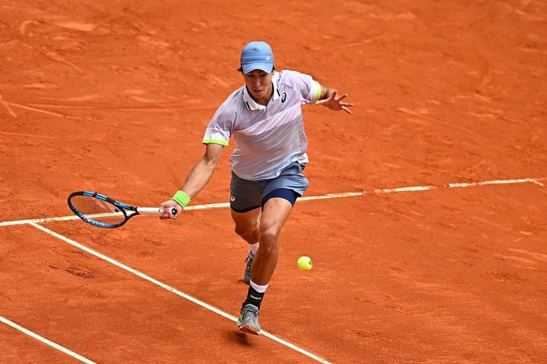 綿貫陽介のインスタグラム：「Thank you for @mutuamadridopen  そして会場で応援してくれた皆様にもとても感謝しています。  2回戦突破はお預けになりましたが、下を向いてる暇はないのでもっともっとテニスを勉強しトレーニングを積み重ねて行きたいと思います🫡  📸: Corinne Dubreuil」