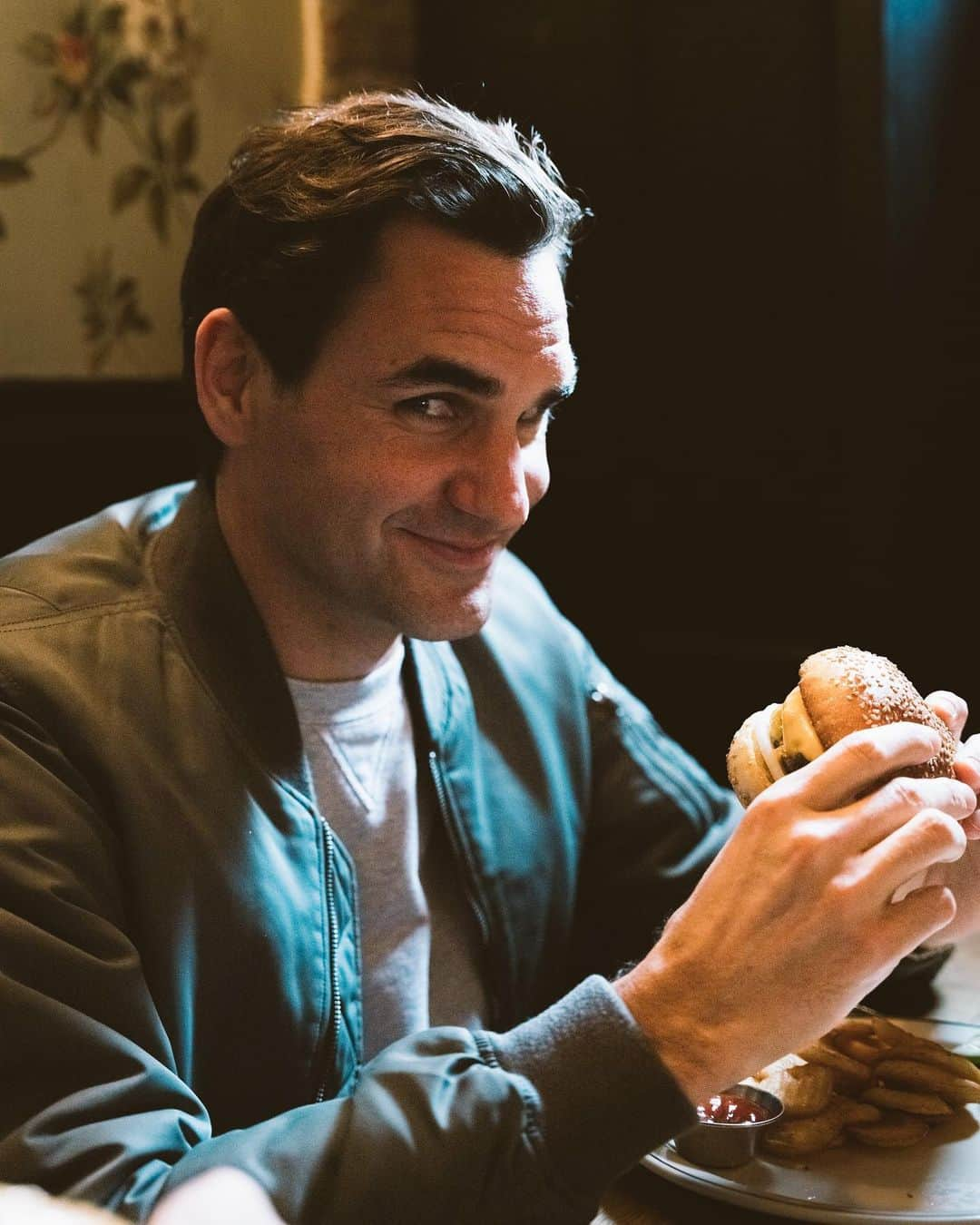 ロジャー・フェデラーさんのインスタグラム写真 - (ロジャー・フェデラーInstagram)「Here for the cheeky burger🍔」4月30日 7時51分 - rogerfederer