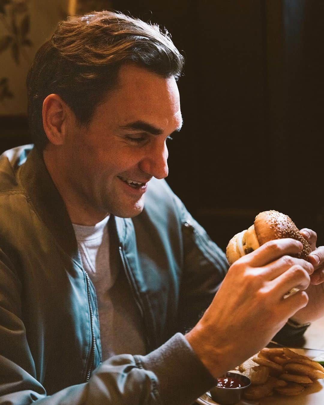 ロジャー・フェデラーさんのインスタグラム写真 - (ロジャー・フェデラーInstagram)「Here for the cheeky burger🍔」4月30日 7時51分 - rogerfederer