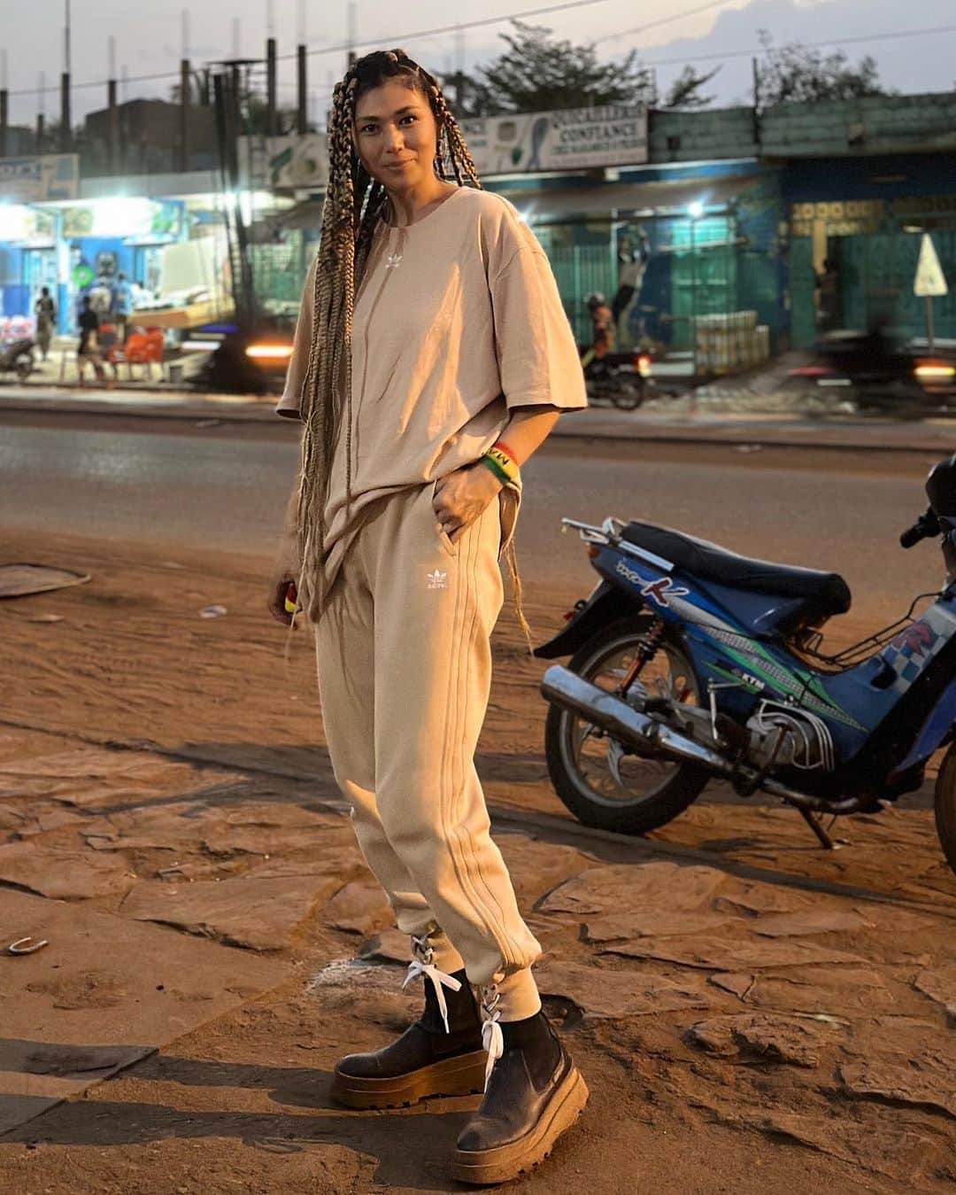 中鉢明子のインスタグラム：「🇲🇱#adidas x #Bamako🏜   #MALI #AFRICA #FASHION #MOMSSTYLE #ファッション #ママファッション #アフリカ #マリ共和国 #バマコ #夕暮れ」
