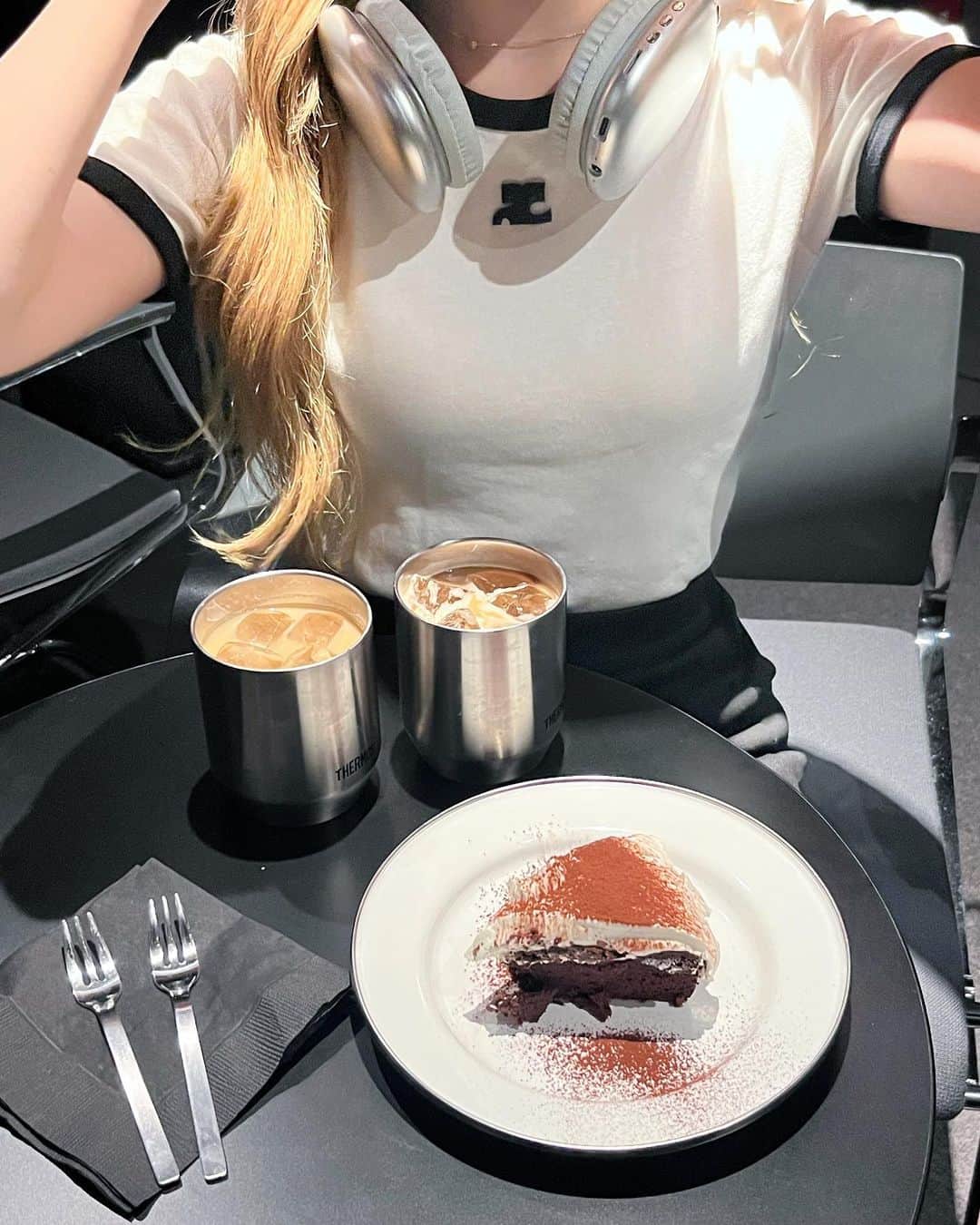 のインスタグラム：「❤︎ ❤︎ ❤︎ . 新しくオープンした地下にある 真っ黒でシンプルなオシャレカフェ☕️ @note.tokyo  . 無機質な階段で写真撮るのもオススメ🤳 . コーデはシンプルにモノトーンで♡ . NOTE 📍東京都渋谷区渋谷2-10-15 B1 営業時間：10:00~20:00 . #notecafe #note #渋谷カフェ #东京 #时尚潮流 #可爱的 #えりんコーデ #えりんこヘアアレンジ #えりんこカフェ巡り#東京カフェ #東京スイーツ #カフェ巡り #カフェ #東京カフェ巡り #tokyo」