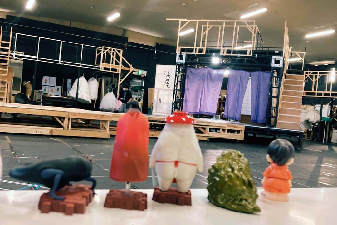 のインスタグラム：「舞台「千と千尋の神隠し」の再演と、初演版Blu-rayの発売が発表されました。再びあの世界に行けます。嬉しい、ありがとうございます！もっと深く、もっと新鮮に千尋と出会えますように。お稽古が待ち遠しいので、初演のお稽古場の写真です。」