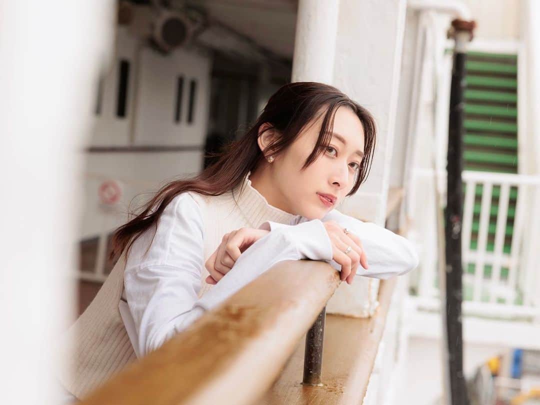 瀬名ひなののインスタグラム：「レトロで可愛い船だった🚢🤍  横浜地元なのに初めて入った💭  #ポートレート撮影 #山下公園」