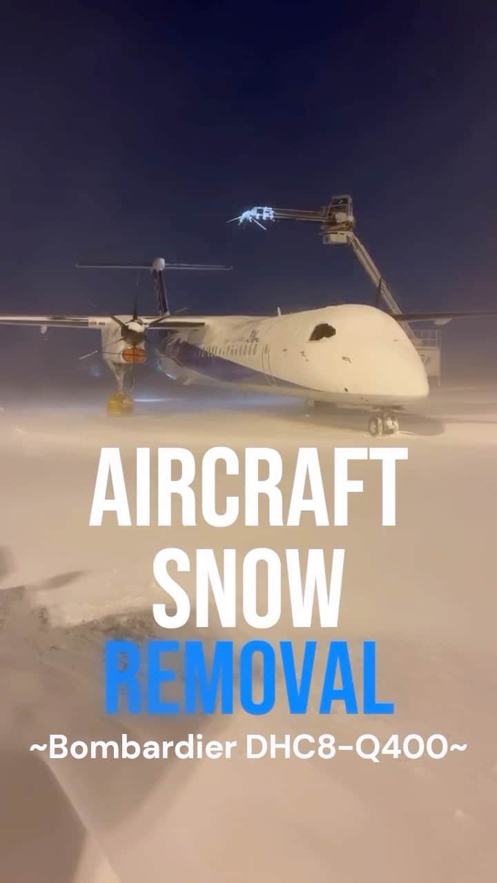 ANAのインスタグラム：「AIRCRAFT SNOW REMOVAL❄️☃️ 飛行機の除雪作業をご紹介😶‍🌫️🌨️ 飛行機は雪が積もっていると飛行できないため、除雪作業を行います！ 翼面上やコックピットの窓、胴体に雪を落とすための特殊な液体を散布✈️ これを１機あたり約5～10分で実施します😊 いつでも万全の体制で、皆様のお越しをお待ちしております✨ GWはANAで北海道へ💙✈️  #allnipponairways #ana #airport #ANA新千歳空港 #CTSAP #機体除雪 #冬期オペレーション #雪 #snow #AIRCRAFTSNOWREMOVAL #千歳 #北海道」