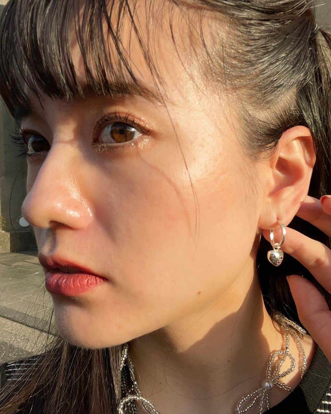 みこのインスタグラム：「今日はぼさぼさで歌詞を書いてるので、いの日かおしゃれした時の写真を息抜きに投稿🤳💎  ピアスを見せたくて撮りました。  これは、最近 @gfc.jp を通して出会えた @_hiromi_yamamoto_ さんの作品。  固い本物のシルバーで、柔らかい曲線を描くひろみさんのアクセサリーとても素敵。  実はいまひろみさんととあるものを作ろうとしています…🤫実験。たのしみ…🤍  結果より過程を楽しめるようになってきたこの頃。  毎日が充実してます。  それは紛れもなく @gfc.jp を一緒に作ってくれてる仲間たちのおかげ。  感謝することが多すぎて、どの方角にも足向けて眠れないよ、、ほんと、、  さて歌詞制作にもどります🏃‍♂️  またね👋  いつも読んでくれてるあなた、ありがとう。」