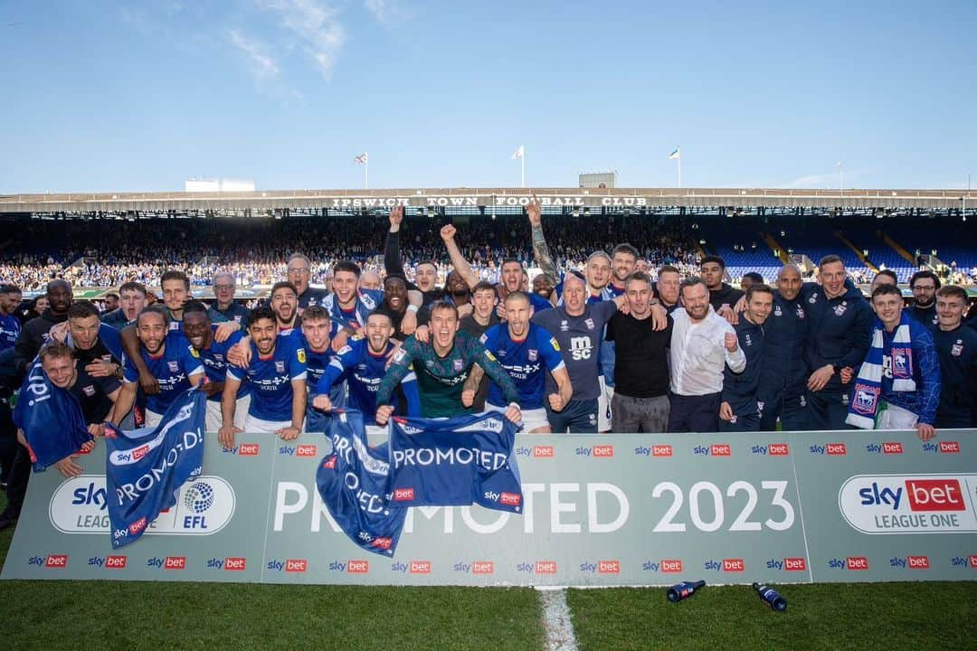 マッシモ・ルオンゴさんのインスタグラム写真 - (マッシモ・ルオンゴInstagram)「P R O M O T I O N  D A Y  🔵⚪️🔵⚪️🔵⚪️ 🚜🚜🚜  What a day. What a group. What a club.」4月30日 17時26分 - massluongo