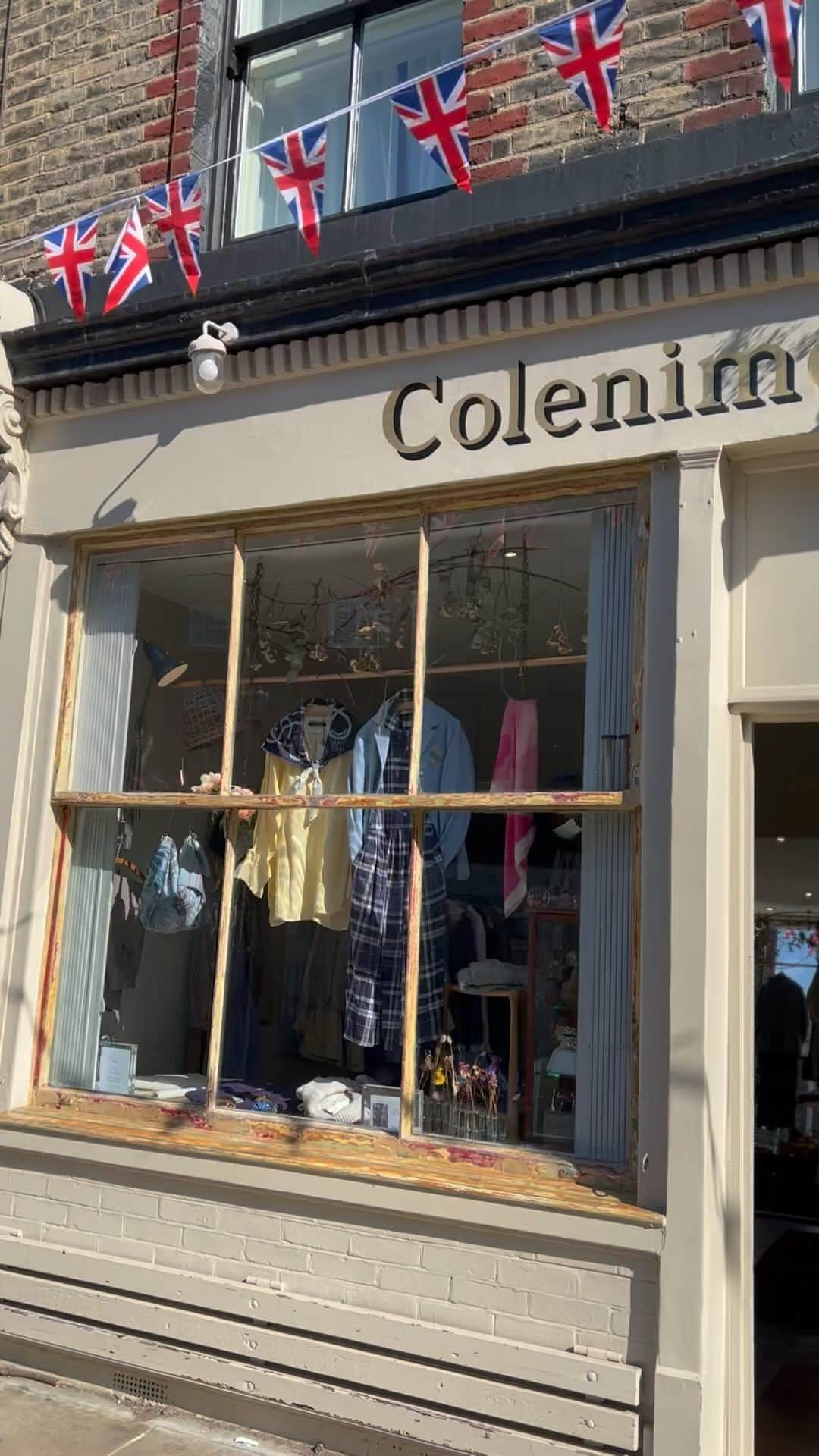 コレニモのインスタグラム：「Have a lovely weekend everyone 💖🥰💖 #colenimo #columbiaroadflowermarket #bankholidayweekend #eastlondon」