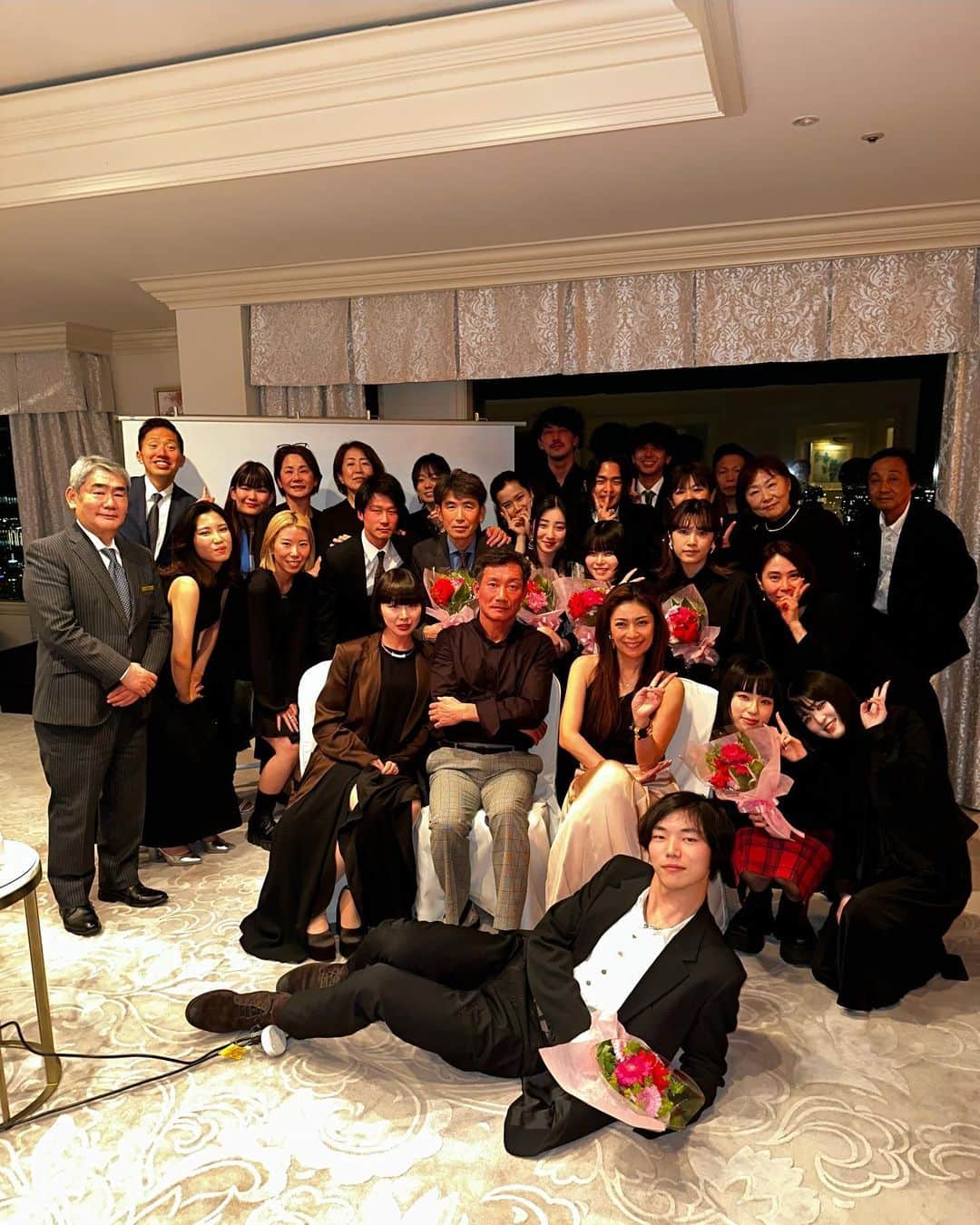 Taki Tanakaさんのインスタグラム写真 - (Taki TanakaInstagram)「2023年度入社のみんなのウェルカムディナー。今回は大阪で開催。 @ritzcarlton.osaka スイートルーム #SalondeTaki にて。 東京チームはもちろん出席出来なかったスタッフもいっぱいいますが、それでも年々人数増えてるなぁと実感。  みんなと力を合わせて、ファッションを通じて日本のみなさまに笑顔やHappyをたくさんお届けできるようがんばって参ります。  1.w/ new IZA girls 今年の新人ガールズ。可愛い。 みんなカッコつけてみて、って撮った写真。  2.and boy 男抜きで撮ってたら勝手に入ってきたたけしまくん、今年は黒一点。  3.幻のスイートルーム Salon de Taki。  4.千尋と。何でふたり、そんなに笑っていたのか。いい笑顔。  5.圭吾と。すっかり大人になってきたねー。入社はまだ10代だったはず。  6.若手メンズと。ここでもみんなカッコつけてをリクエスト。でもなぜかVシネマ調。私のせい？  7.入社2年目のさき&ちか。 司会進行を頑張ってくれました。  8.集合写真。 リッツ営業支配人長さんも一緒に。  9.10.またまた誕生日を祝ってもらう。みんなありがとう。#Love  #SpecialThanks @ritzcarlton.osaka and my dear @markneukomm GM  #GruppoTanaka #IZA @gruppotanaka  @iza_official   #izastagram」4月30日 17時21分 - tanakataki