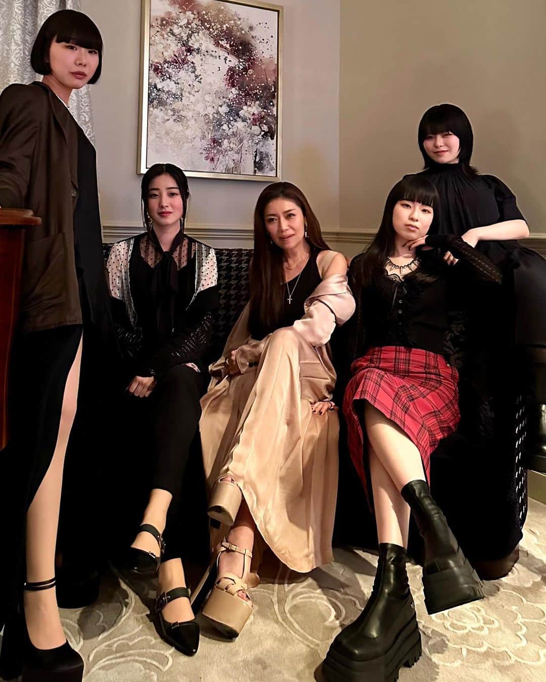 Taki Tanakaのインスタグラム：「2023年度入社のみんなのウェルカムディナー。今回は大阪で開催。 @ritzcarlton.osaka スイートルーム #SalondeTaki にて。 東京チームはもちろん出席出来なかったスタッフもいっぱいいますが、それでも年々人数増えてるなぁと実感。  みんなと力を合わせて、ファッションを通じて日本のみなさまに笑顔やHappyをたくさんお届けできるようがんばって参ります。  1.w/ new IZA girls 今年の新人ガールズ。可愛い。 みんなカッコつけてみて、って撮った写真。  2.and boy 男抜きで撮ってたら勝手に入ってきたたけしまくん、今年は黒一点。  3.幻のスイートルーム Salon de Taki。  4.千尋と。何でふたり、そんなに笑っていたのか。いい笑顔。  5.圭吾と。すっかり大人になってきたねー。入社はまだ10代だったはず。  6.若手メンズと。ここでもみんなカッコつけてをリクエスト。でもなぜかVシネマ調。私のせい？  7.入社2年目のさき&ちか。 司会進行を頑張ってくれました。  8.集合写真。 リッツ営業支配人長さんも一緒に。  9.10.またまた誕生日を祝ってもらう。みんなありがとう。#Love  #SpecialThanks @ritzcarlton.osaka and my dear @markneukomm GM  #GruppoTanaka #IZA @gruppotanaka  @iza_official   #izastagram」