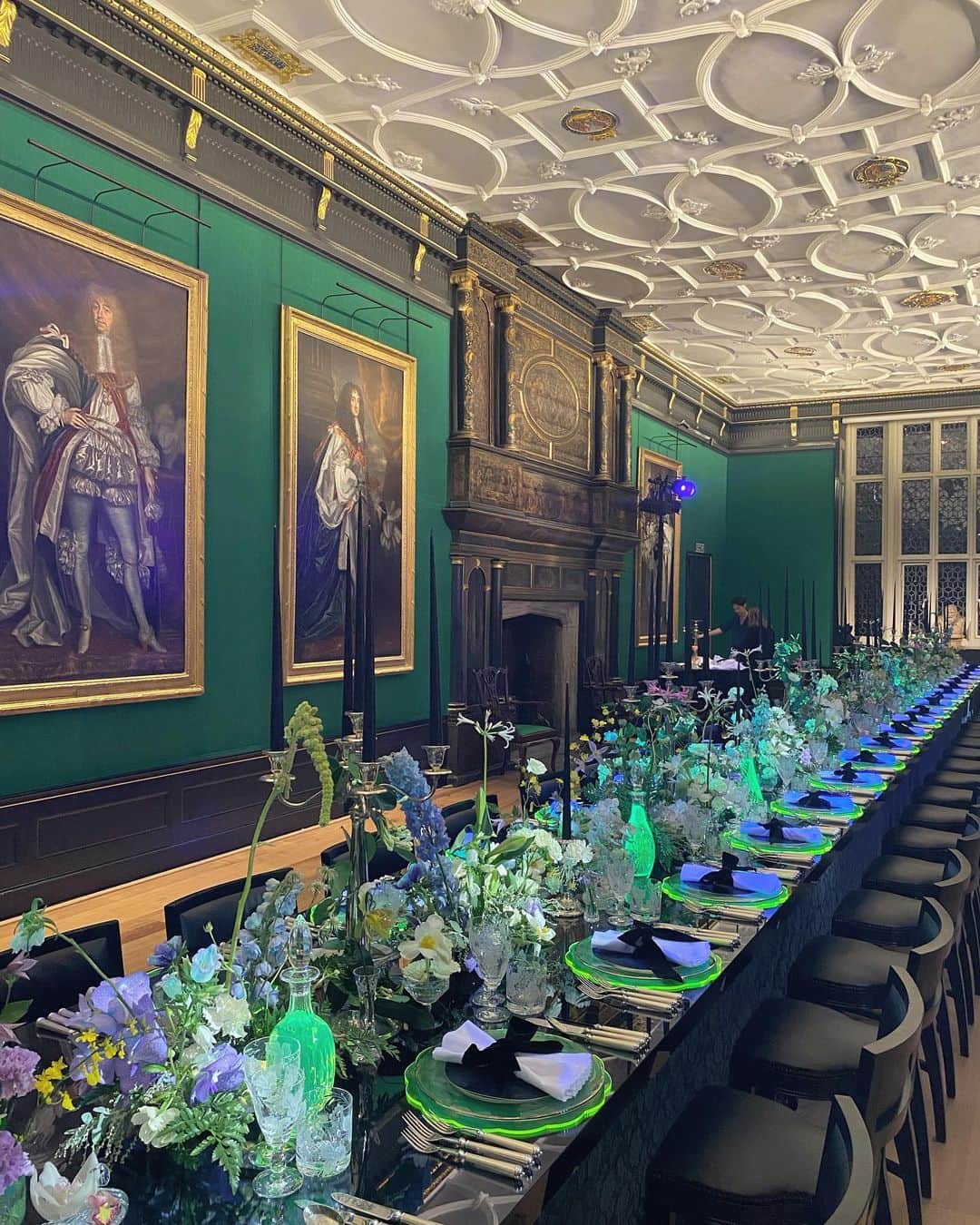 KUNIKAのインスタグラム：「Such a beautiful tuder style room @thecharterhouse_events   今までで1番、納品がわくわくする会場だったなぁ...🥰」