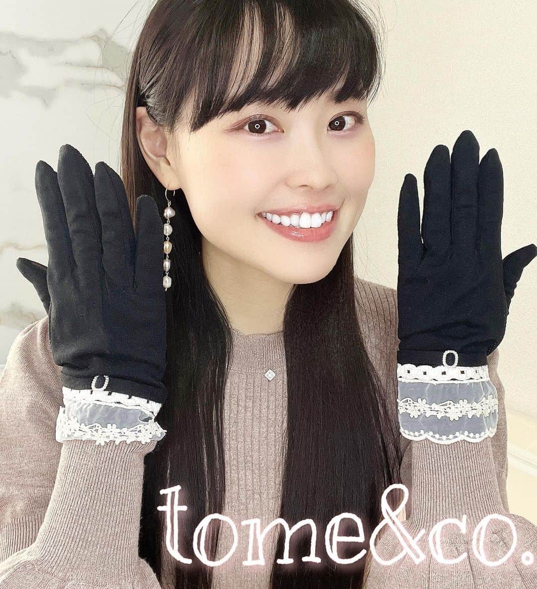 滝川りおのインスタグラム：「もうすぐ母の日⸜🌷︎⸝‍ 母の日のプレゼントはもうお決まりですか？  まだ決まってない💭 悩んでる…🤔という方におすすめなのが tome&co.さま( @tomeandco )の ショート3段レースベルト五指 UVアームカバー手袋‪🫶🏻 ̖́-  紫外線対策をしっかりしつつ おしゃれも楽しめちゃうので プレゼントにもぴったり💐‪‪❤︎‬  日頃の感謝を込めて♡⃛ おしゃれで実用的なUVアームカバーを プレゼントしてみてはいかがですか？🥰  #UVアームカバー #tomeandco #tomeandcoアンバサダー #紫外線対策」