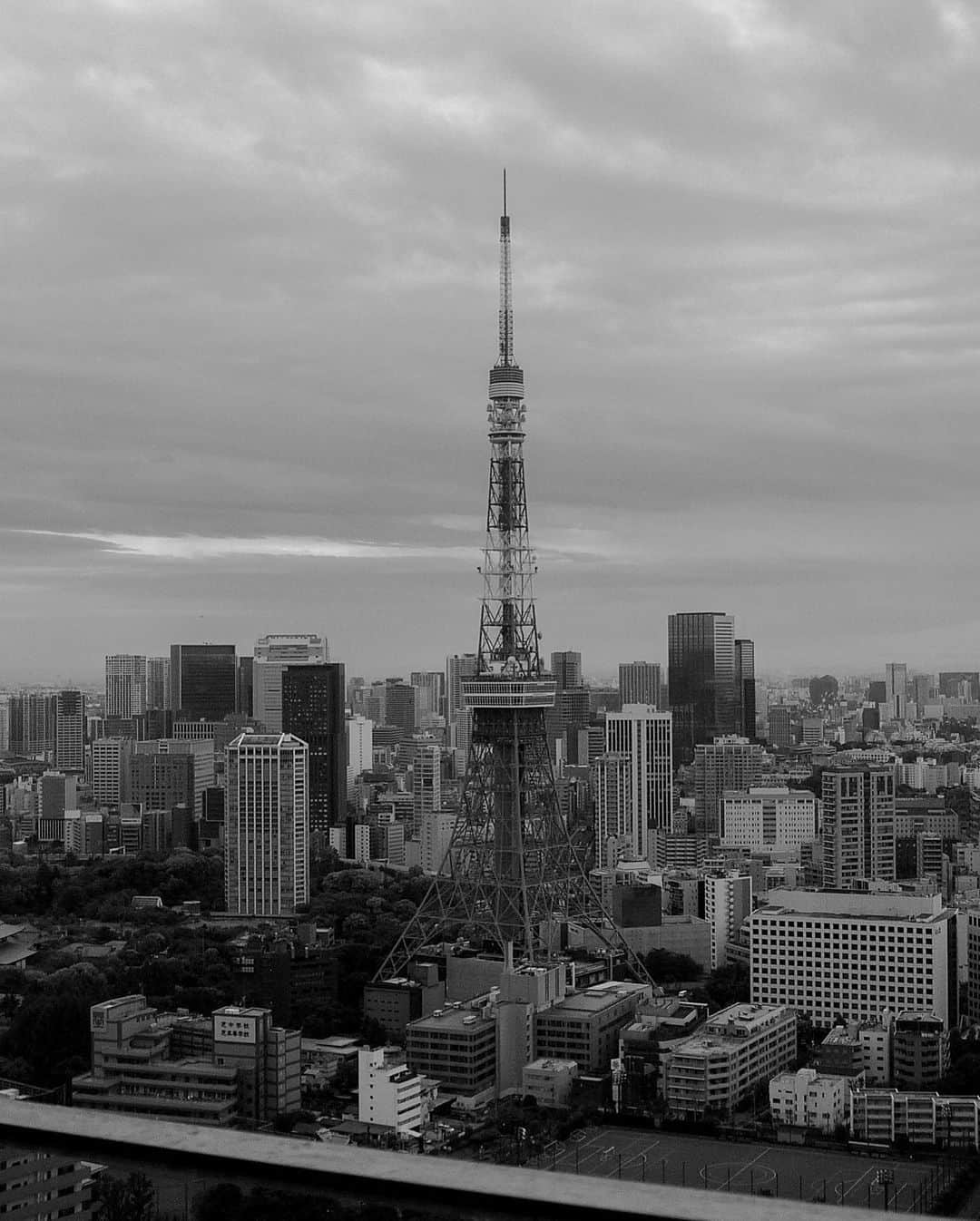 フローラン・ダバディーのインスタグラム：「灰空の日曜日。カラー版に変えても、東京タワーはいつまでもビンテージ🗼A gray Sunday, but beautiful light. Amazing vintage colors the eyes could not detect. Thank you  #digilux2 📷」