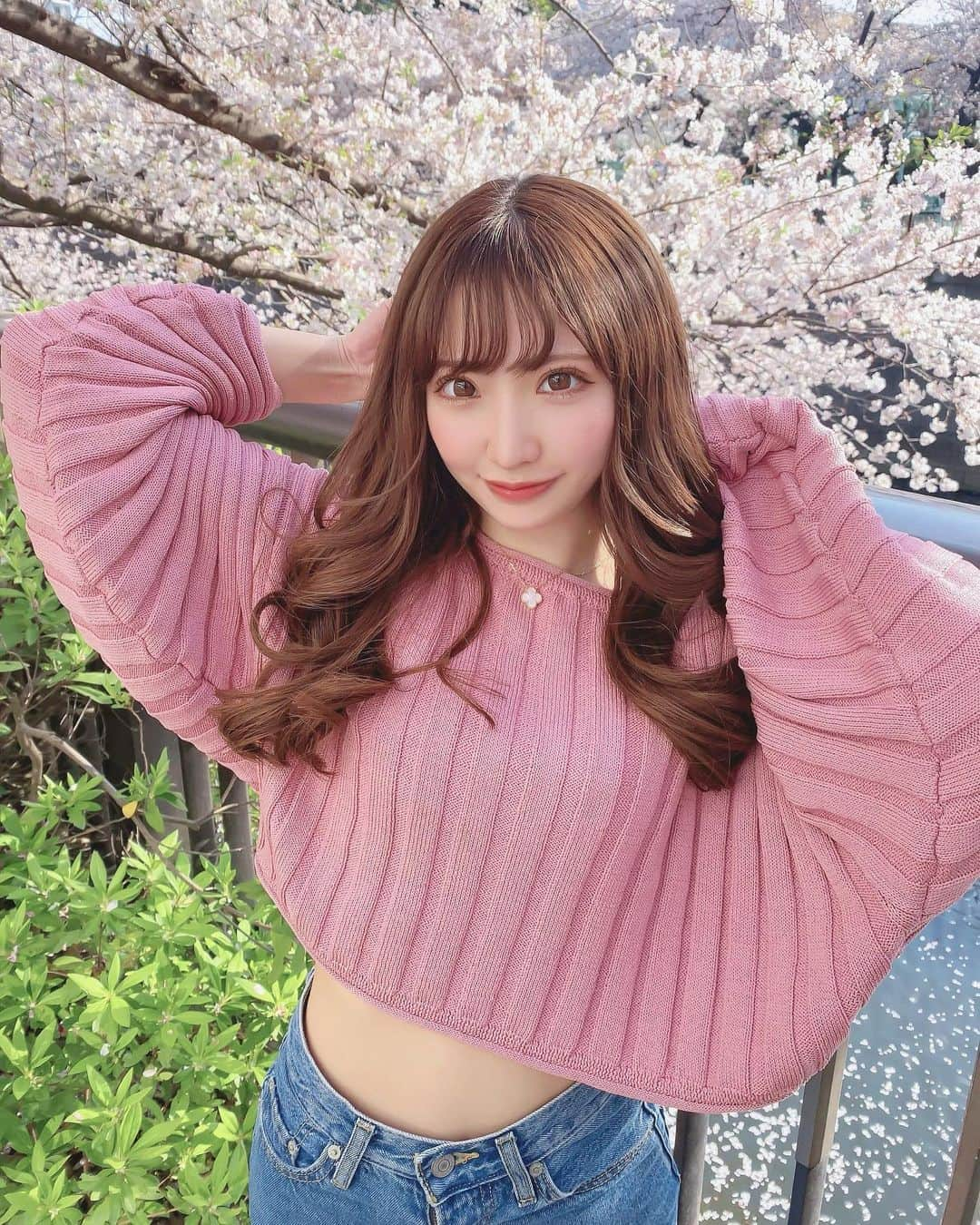 里仲ゆいさんのインスタグラム写真 - (里仲ゆいInstagram)「だいぶ前だけど桜見に行った、、だいぶ前だけどね、、、🌸🩷   #花見 #目黒川」4月30日 17時24分 - __hinachannn