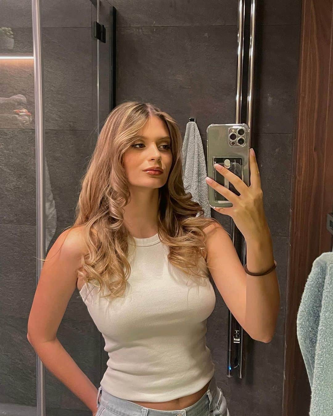 Nastya Skoptsovaのインスタグラム：「Всех с днем укладки на Дайсон 🫡」