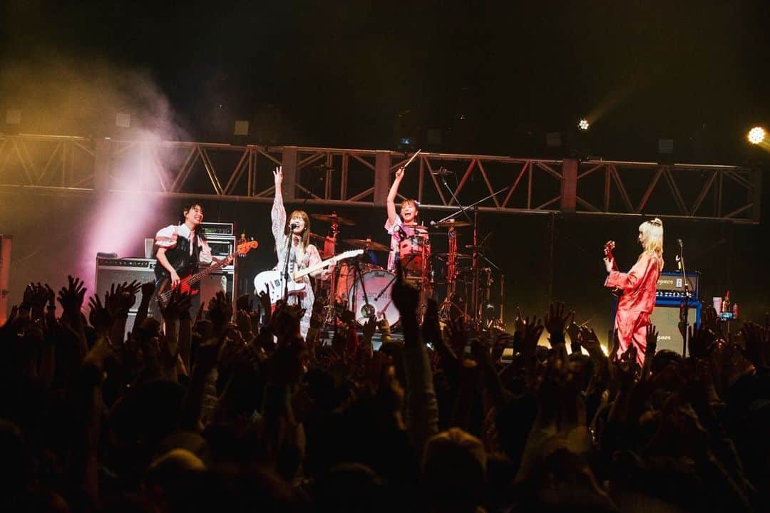 SCANDALさんのインスタグラム写真 - (SCANDALInstagram)「2023.04.29 SCANDAL TOUR 2023 "unlimited UTOPIA" at Zepp Fukuoka  1.Line of sight 2.LOVE SURVIVE 3.瞬間センチメンタル 4.Image 5.エレクトリックガール 6.STANDARD 7.最終兵器、君 8.one more time 9.プリズム 10.窓を開けたら 11.声 12.マスターピース 13.Your song 14.Flashback No.5 15.テイクミーアウト 16.A.M.D.K.J.  EN1.会わないつもりの、元気でね EN2.SCANDAL  BABY  Photo by @ninjajon  #scandal #scandal_uu」4月30日 17時24分 - scandal_band_official